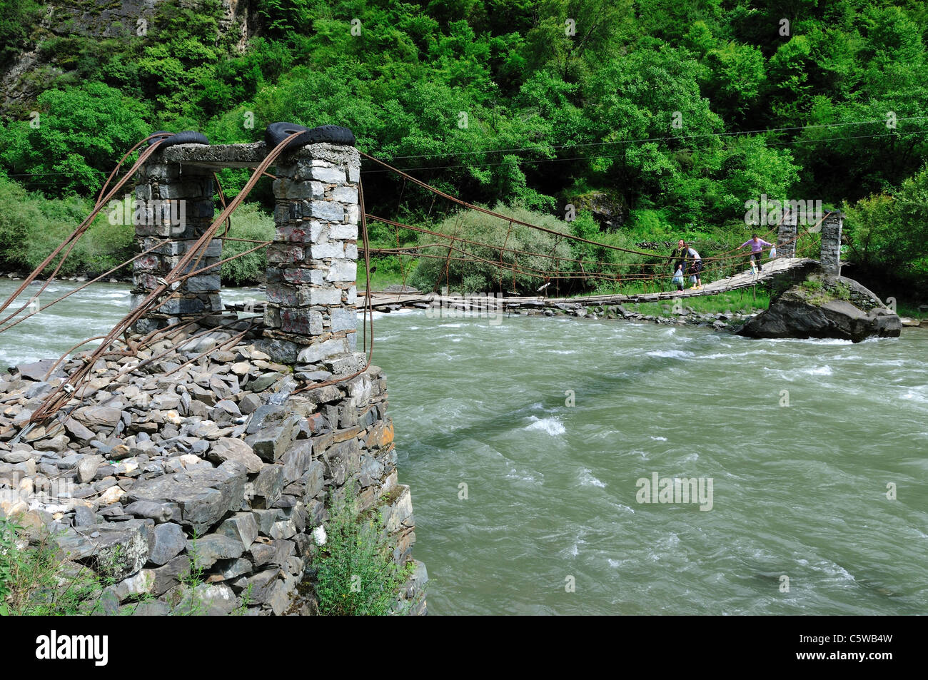Scared women bridge hi-res stock photography and images - Alamy