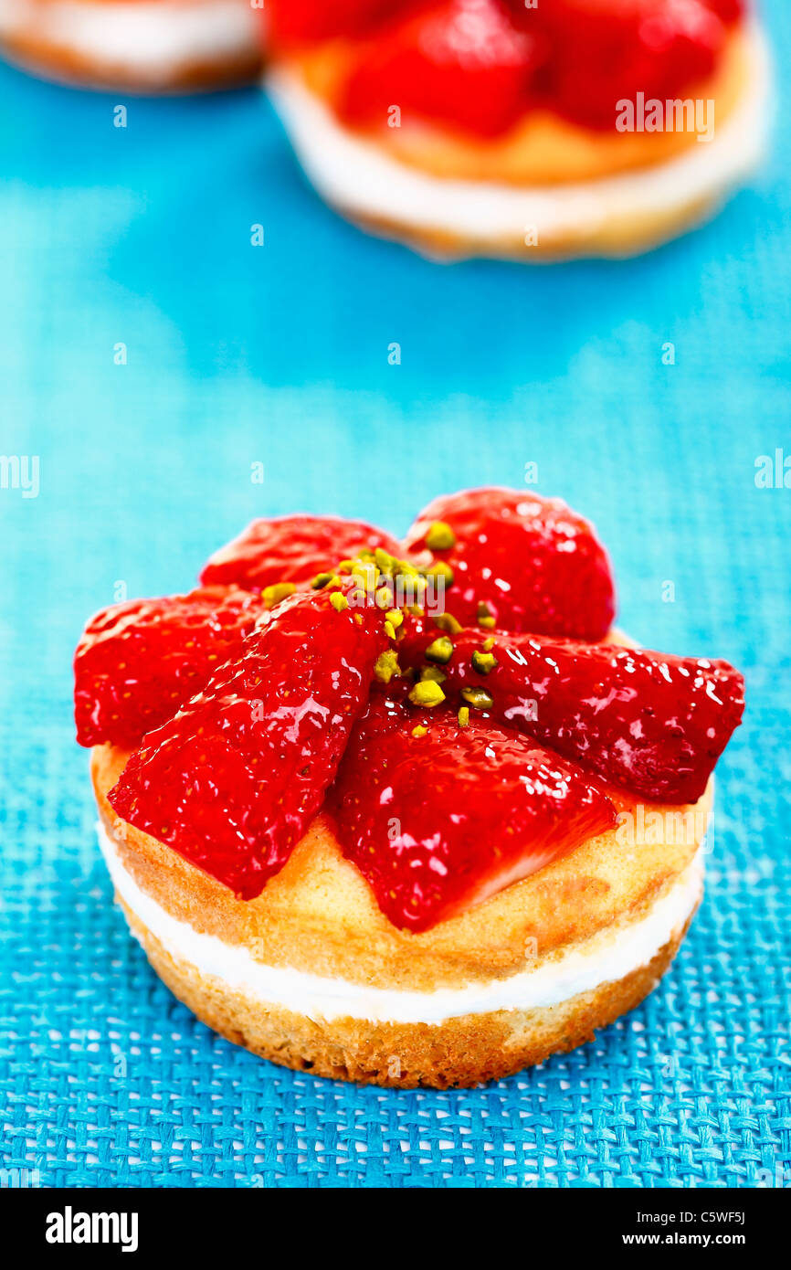 Strawberry cake hi-res stock photography and images - Alamy
