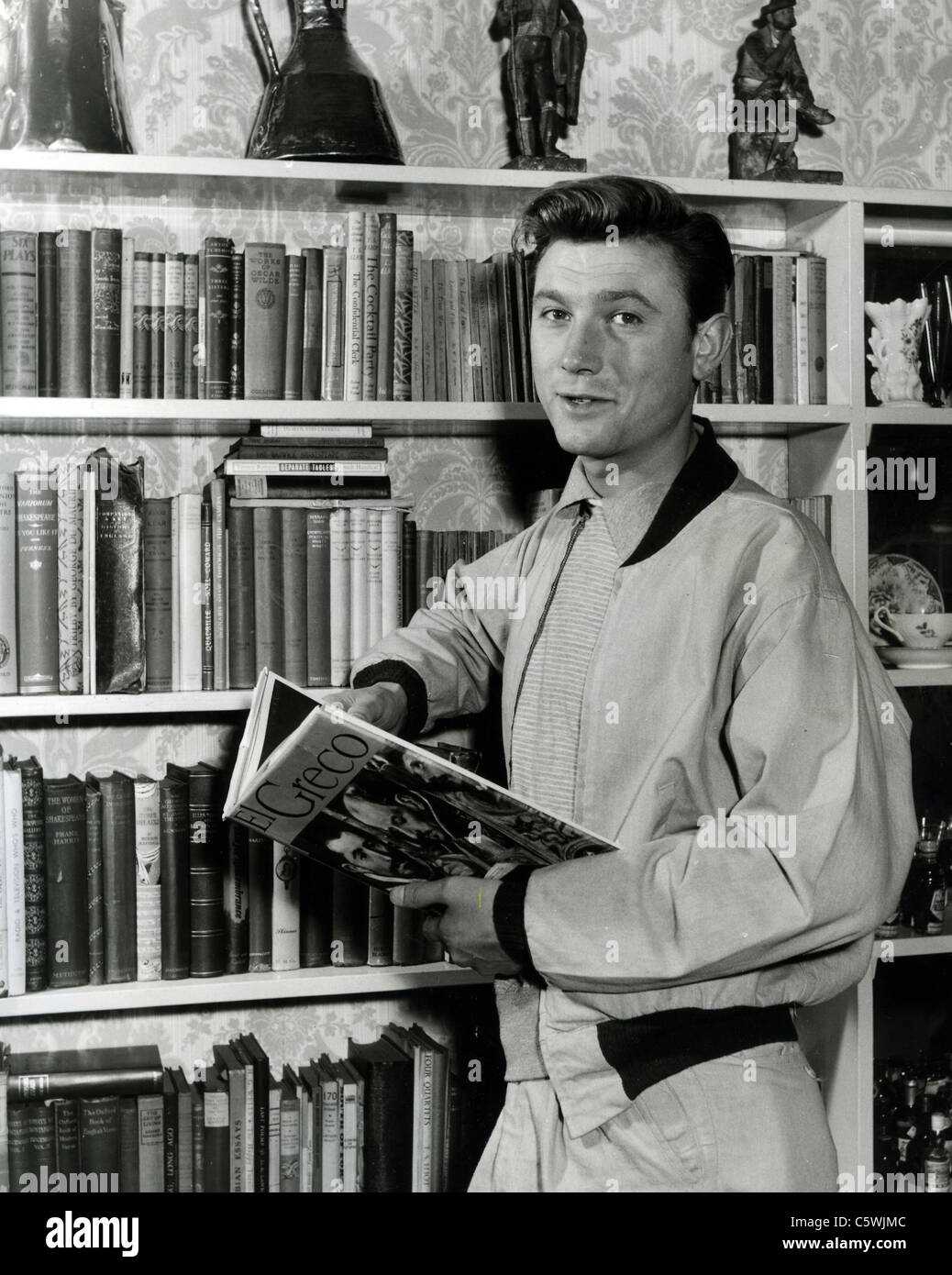 LAURENCE HARVEY (1928-1973) Lithuanian-born film actor in 1955 Stock Photo