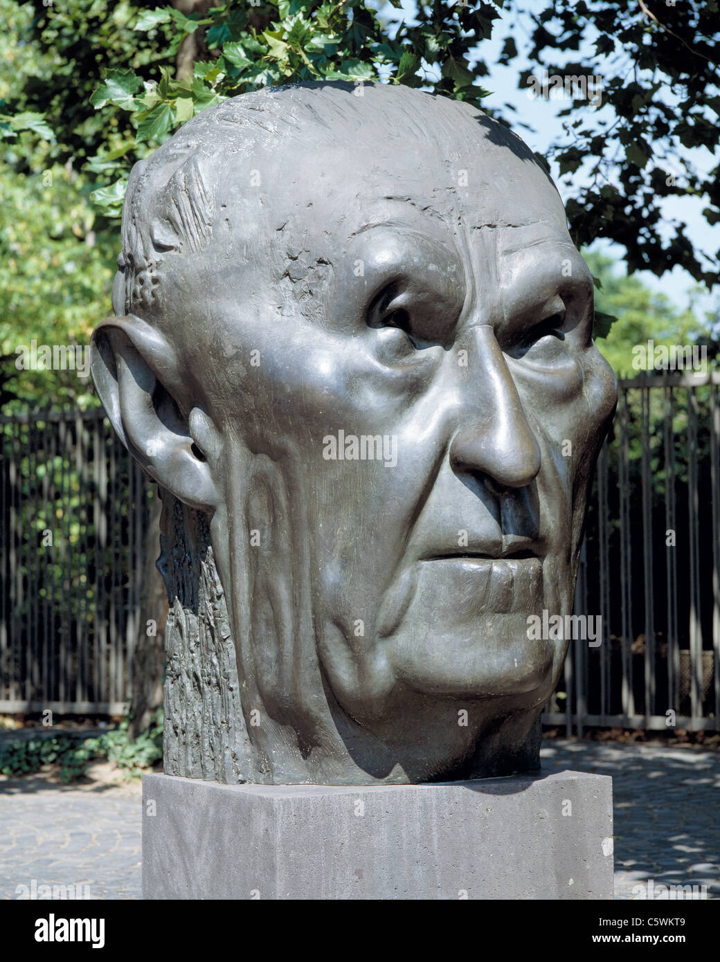 Skulptur Konrad Adenauer von Hubertus von Pilgrim vor dem ehemaligen Kanzleramt in Bonn, Rhein, Nordrhein-Westfalen Stock Photo