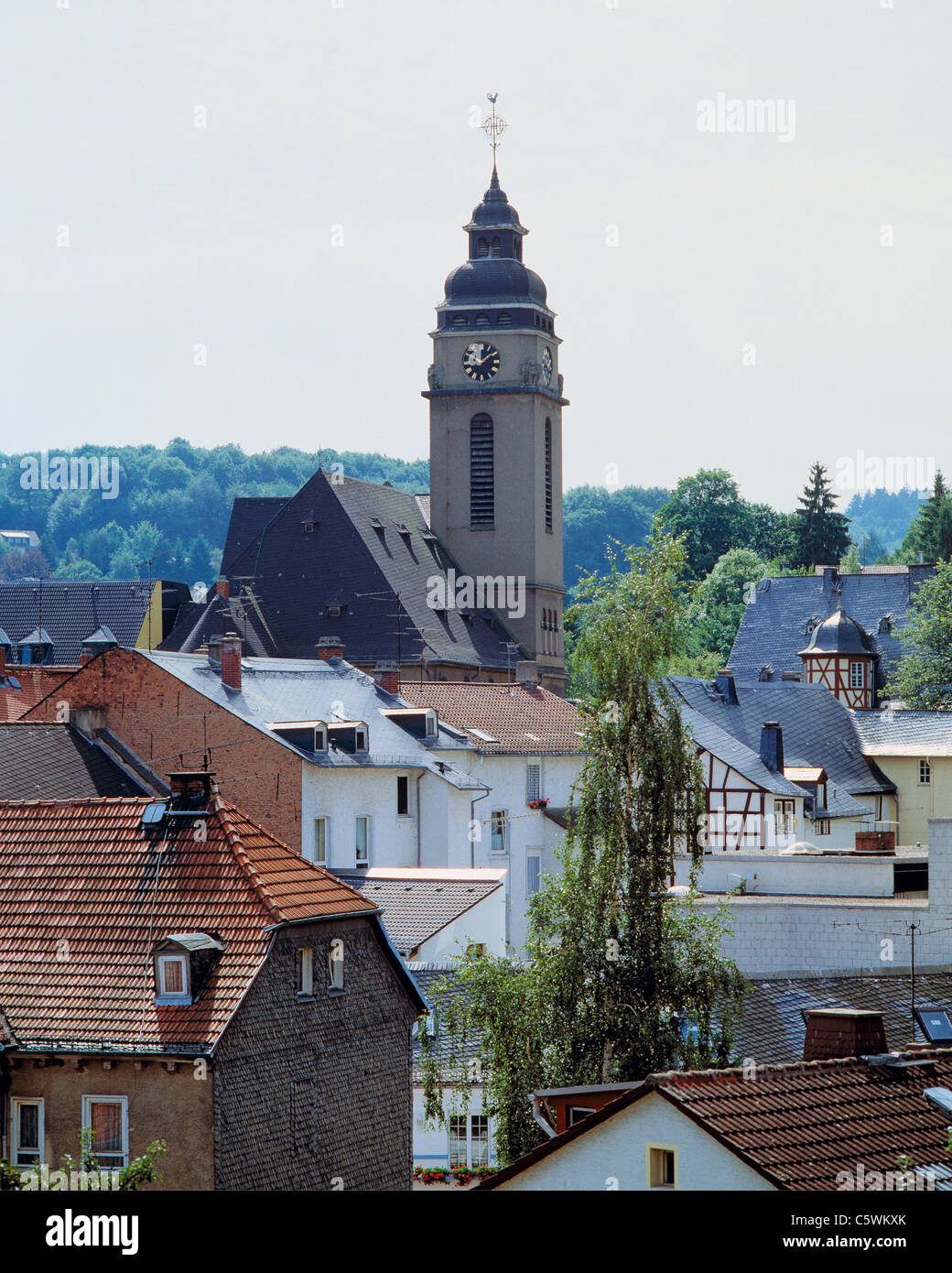 Buergerhaeuser und katholische Barockkirche St. Elisabeth in Bad Schwalbach, Naturpark Rhein-Taunus, Hessen Stock Photo