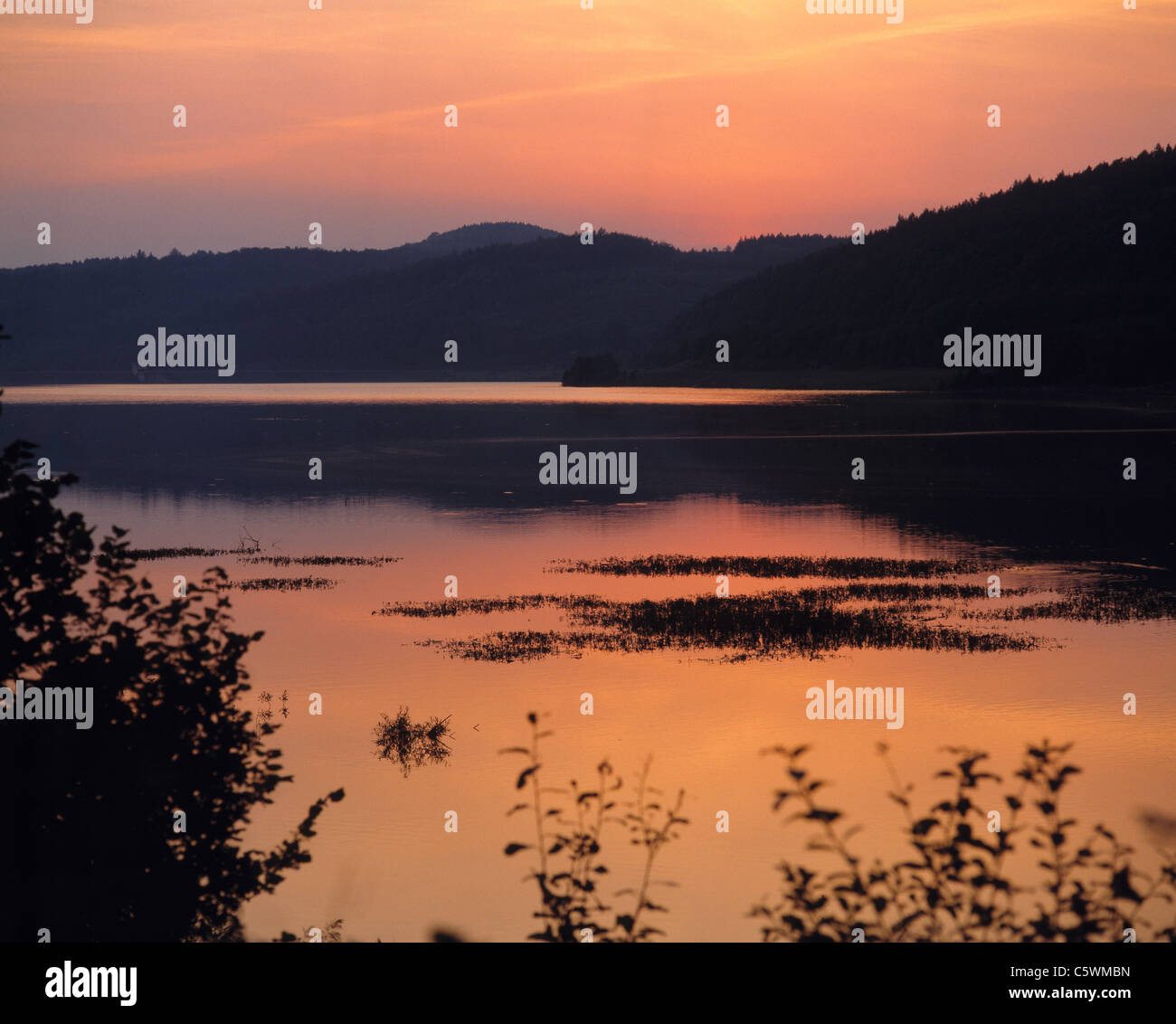 Sonnenuntergang an der Kinzigtalsperre bei Bad Soden-Salmuenster-Ahl ...