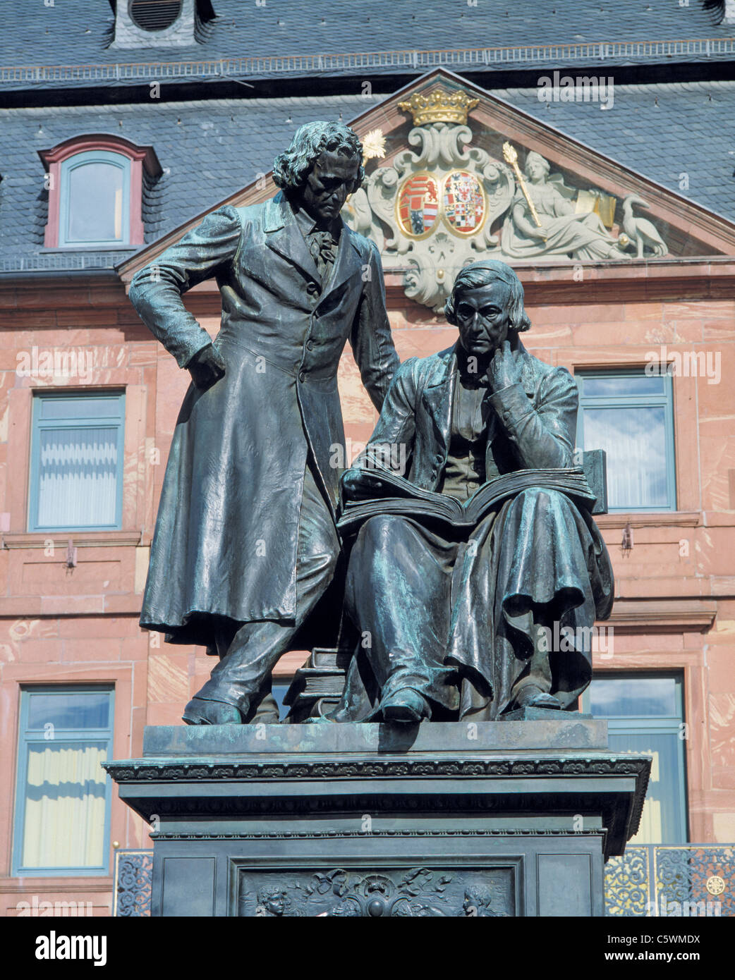 Brueder Grimm-Nationaldenkmal von Syrius Eberle vor dem Neustaedter Rathaus in Hanau, Main, Rhein-Main-Gebiet, Hessen Stock Photo