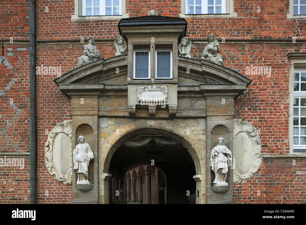 Westportal am Wasserschloss Herten, Ruhrgebiet, Nordrhein-Westfalen, im Schloss befinden sich Abteilungen vom LWL-Landeskrankenhaus fuer Psychiatrie Stock Photo