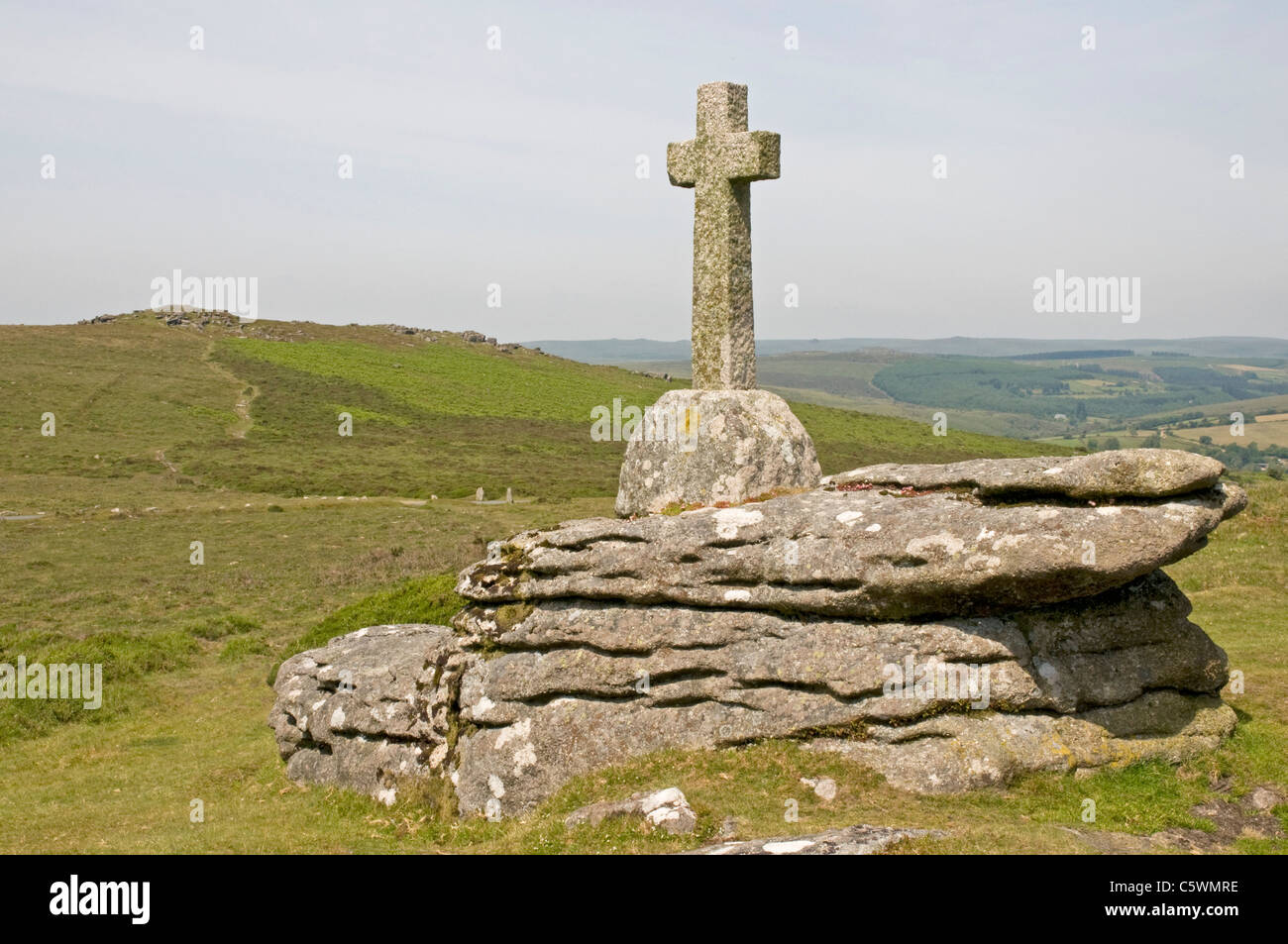 Memorial Cross to Evelyn Anthony Cave Penney on the edge of Corndon Down, central Dartmoor, with Yar Tor in the background Stock Photo