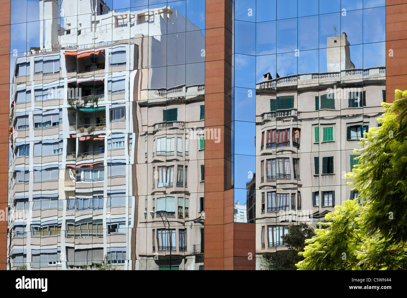 Gebäude mit Glaspaneelen, Palma, Mallorca, Spanien, Europa. - Building with glass panels, Palma, Majorca, Spain, Europe. Stock Photo