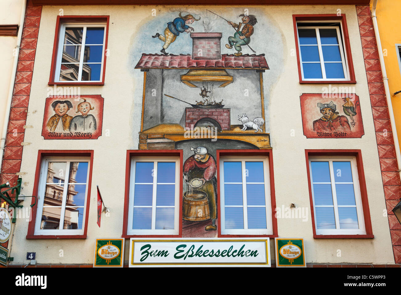 Altstadt von Koblenz, Rheinland-Pfalz, Fassadenmalerei mit Max und Moritz und Witwe Bolte an der Gaststaette Max und Moritz Stock Photo