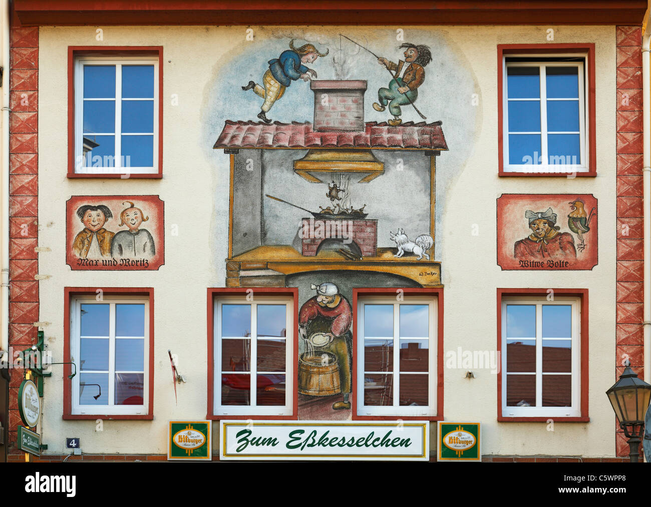 Altstadt von Koblenz, Rheinland-Pfalz, Fassadenmalerei mit Max und Moritz und Witwe Bolte an der Gaststaette Max und Moritz Stock Photo