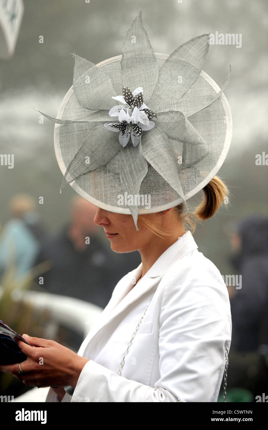 Fascinator races hi-res stock photography and images - Alamy