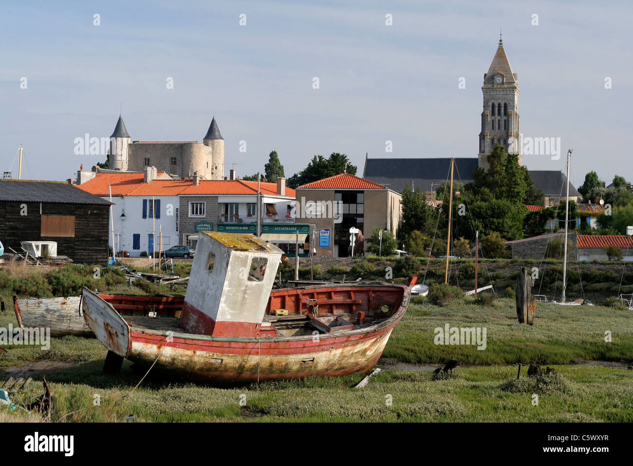 Old fishing boat stranded on the beach, Noirmoutier en L'Ile (Vendée, Pays de la Loire, France). Stock Photo