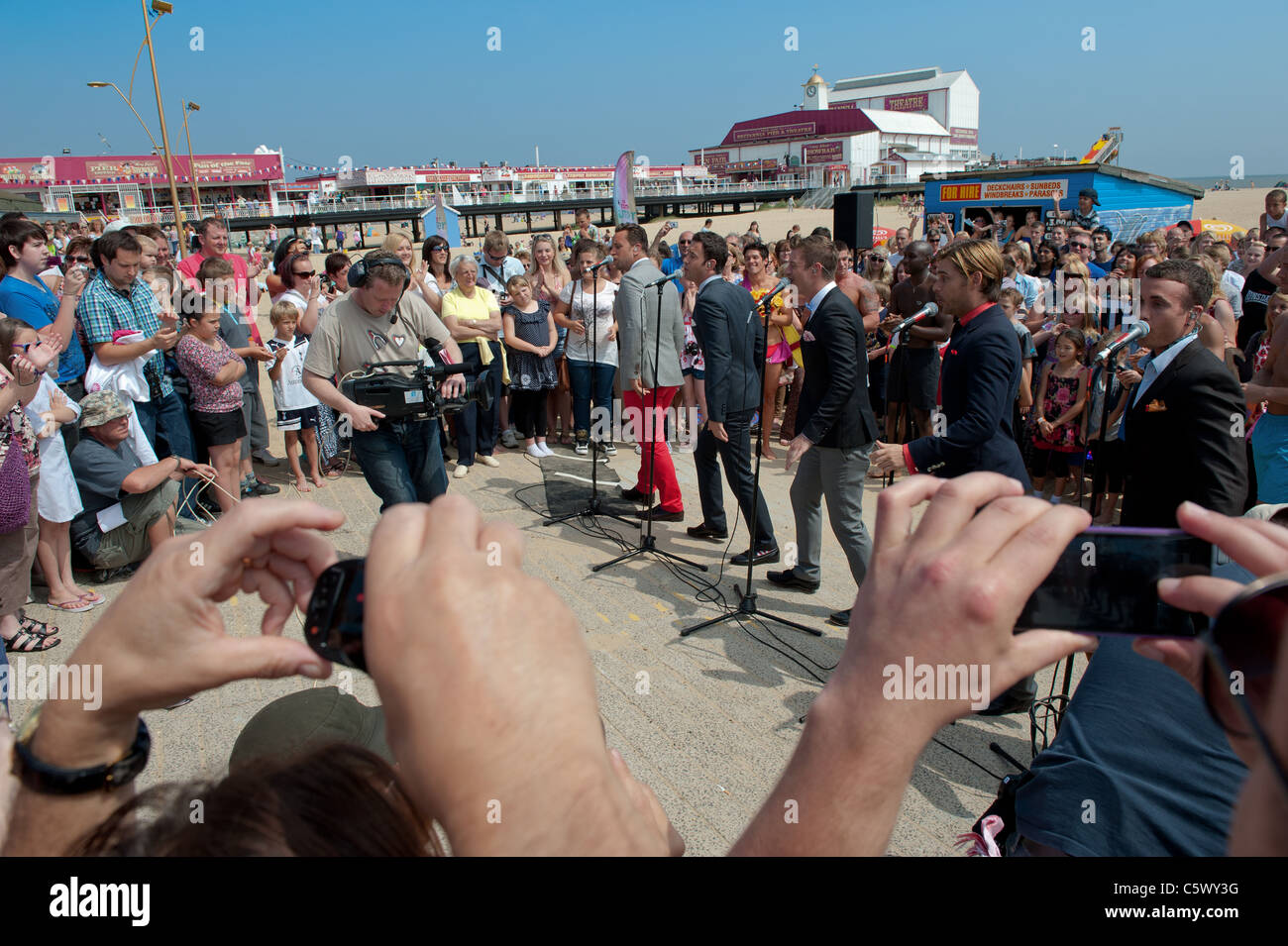 Doo-wop Band The Overtones singing live on Gt Yarmouth beach UK holiday Stock Photo