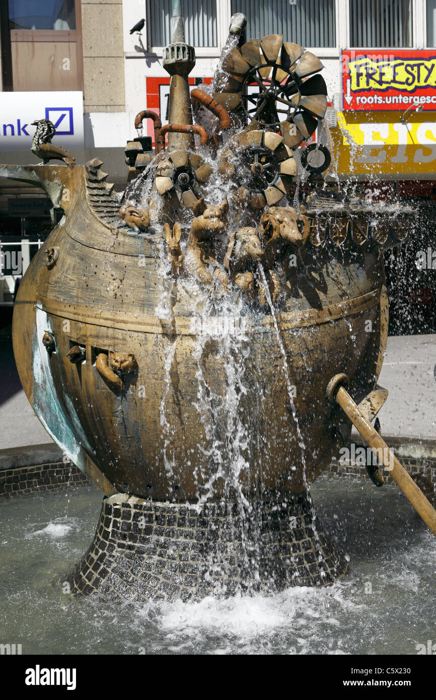 Brunnen mit Darstellung der Arche Noah am Loehr-Center in Koblenz, Rheinland-Pfalz Stock Photo