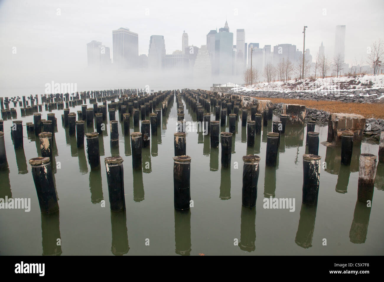 Brooklyn Bridge Park in the fog Stock Photo - Alamy