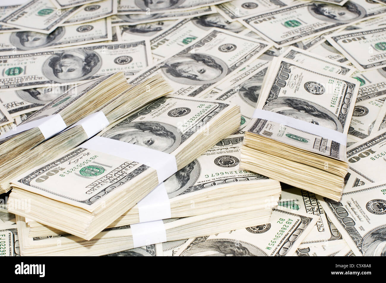 куча ворох 5. гора денег. много долларов. система быстрых платежей на прозрачном фоне. фото - много 100 сумы (абстрактно).