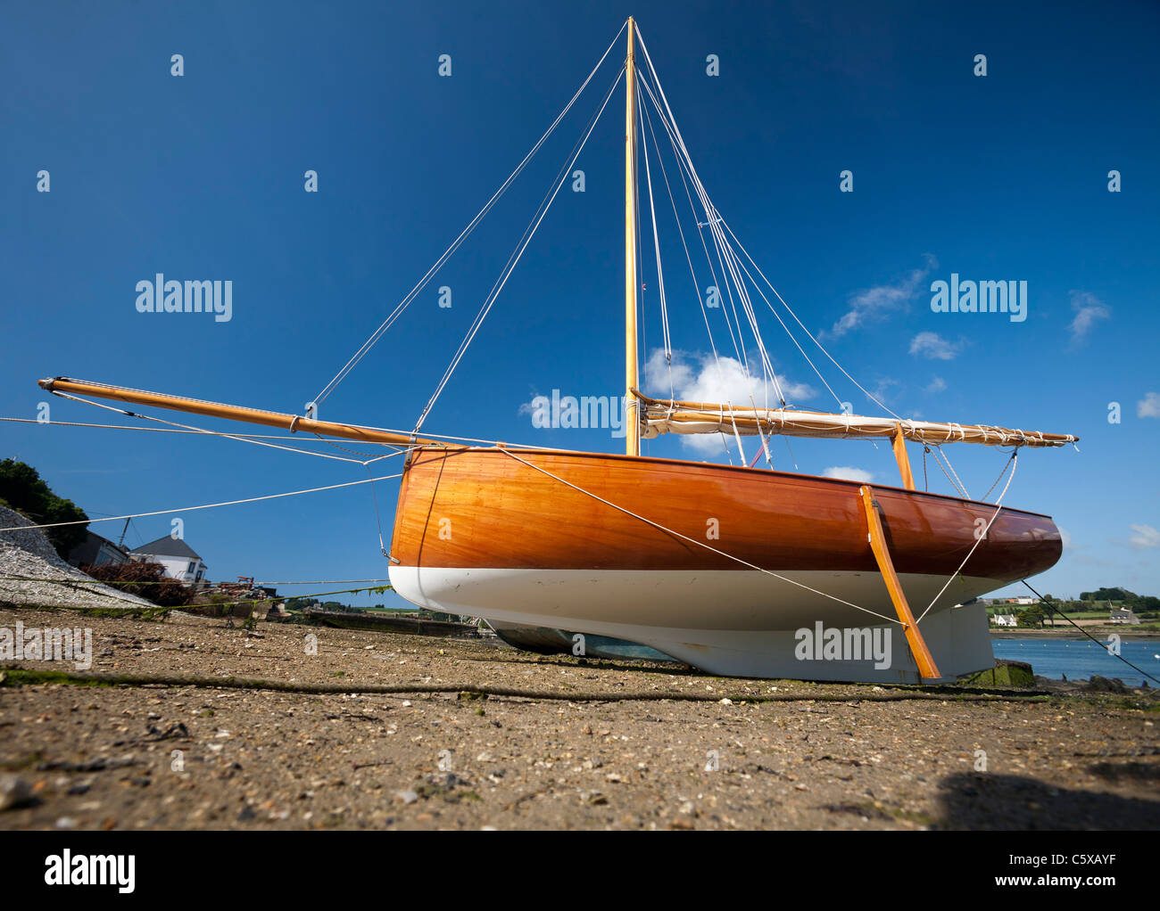 At low tide, a stranded sailing boat on shores (Brittany - France). Voilier sur ses béquilles à marée basse (Bretagne - France). Stock Photo
