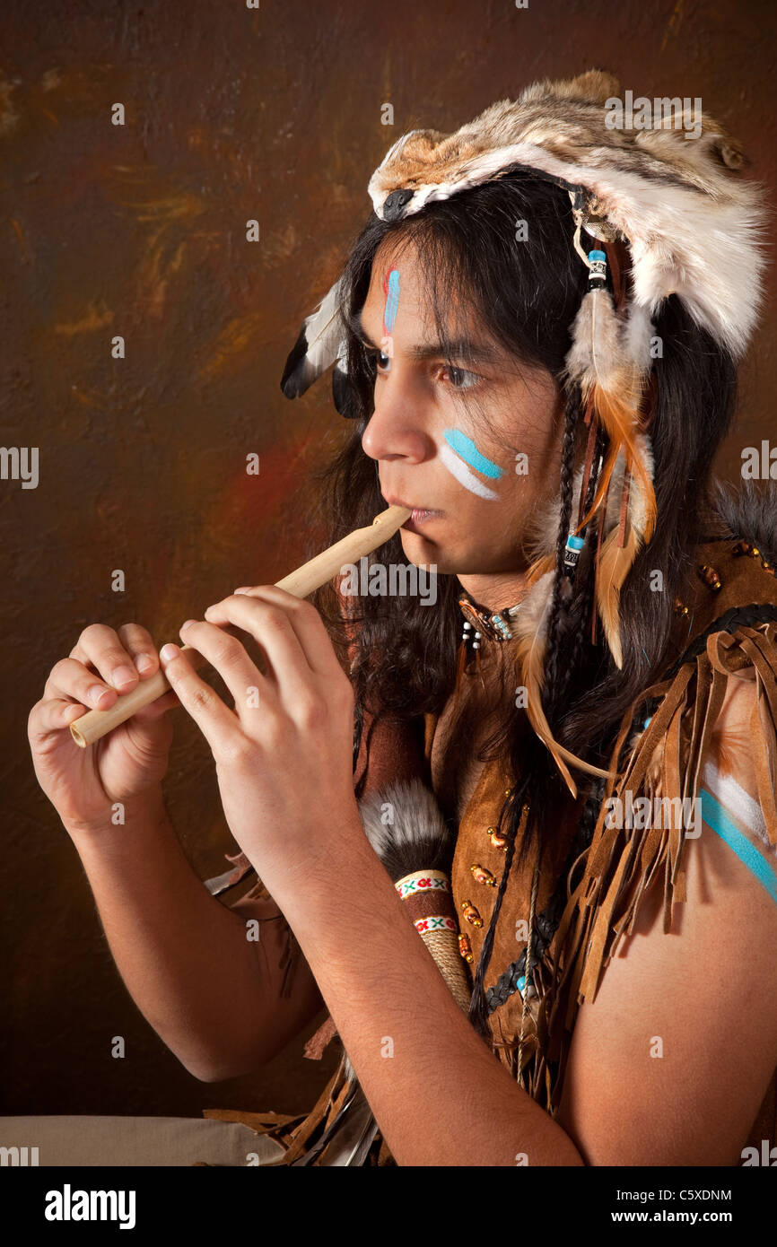 Индеец играет музыку. Индеец играет на флейте. Флейта коренных американцев. Индеец играющий на флейте. Индейцы играющие на варгане.