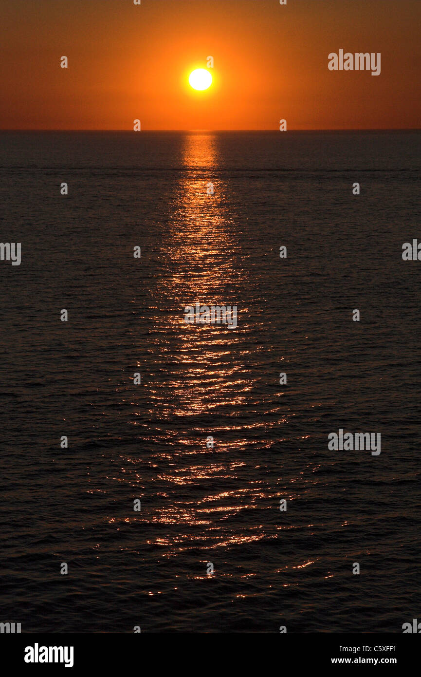 Setting midnight sun hires stock photography and images Alamy