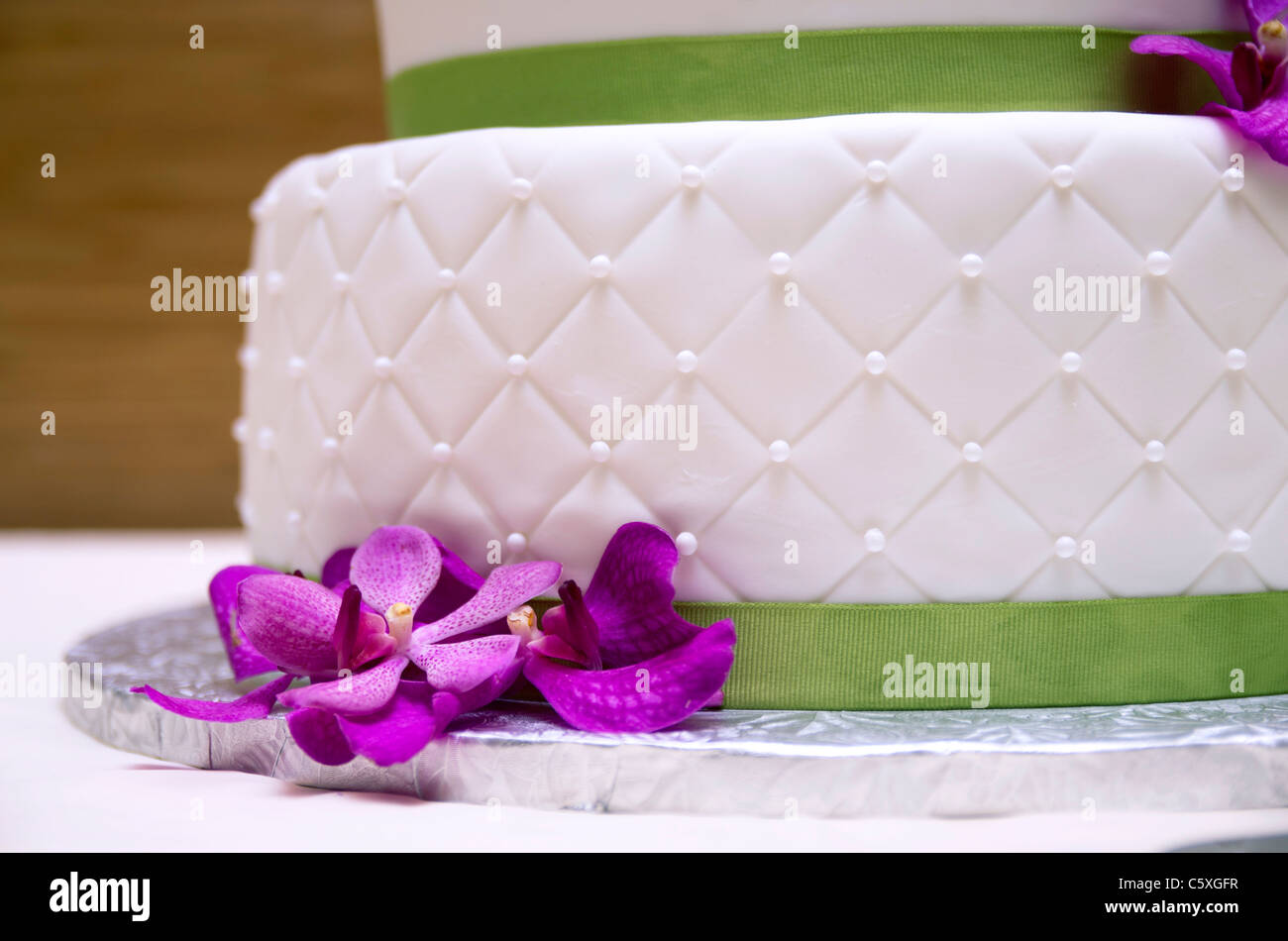 Cake with edible flowers Banque de photographies et d'images à haute  résolution - Alamy