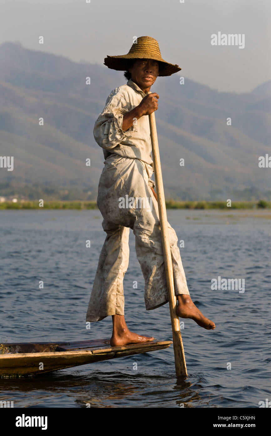 Leg rower traditional fishing, Inle Lake, Myanmar Stock Photo - Alamy