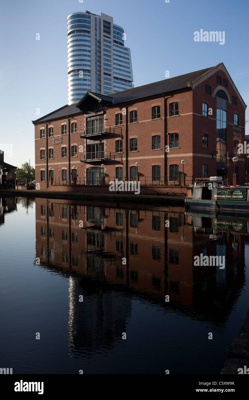 Modern buildings by The River Aire in Leeds, part of the waterfront redevelopment. Stock Photo