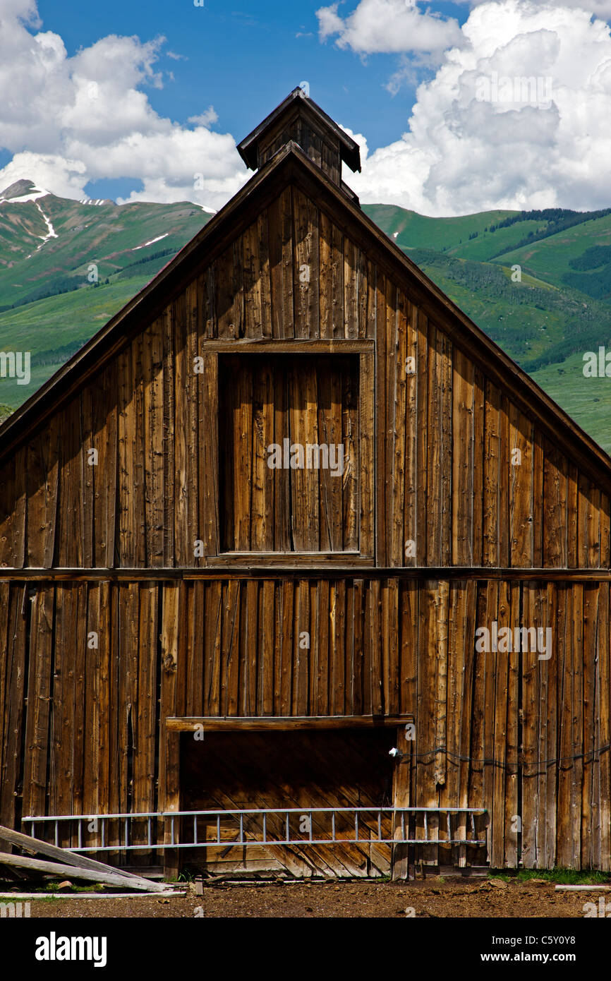 Old weathered barn on Cold Spring Ranch near Crested Butte, Colorado, USA Stock Photo