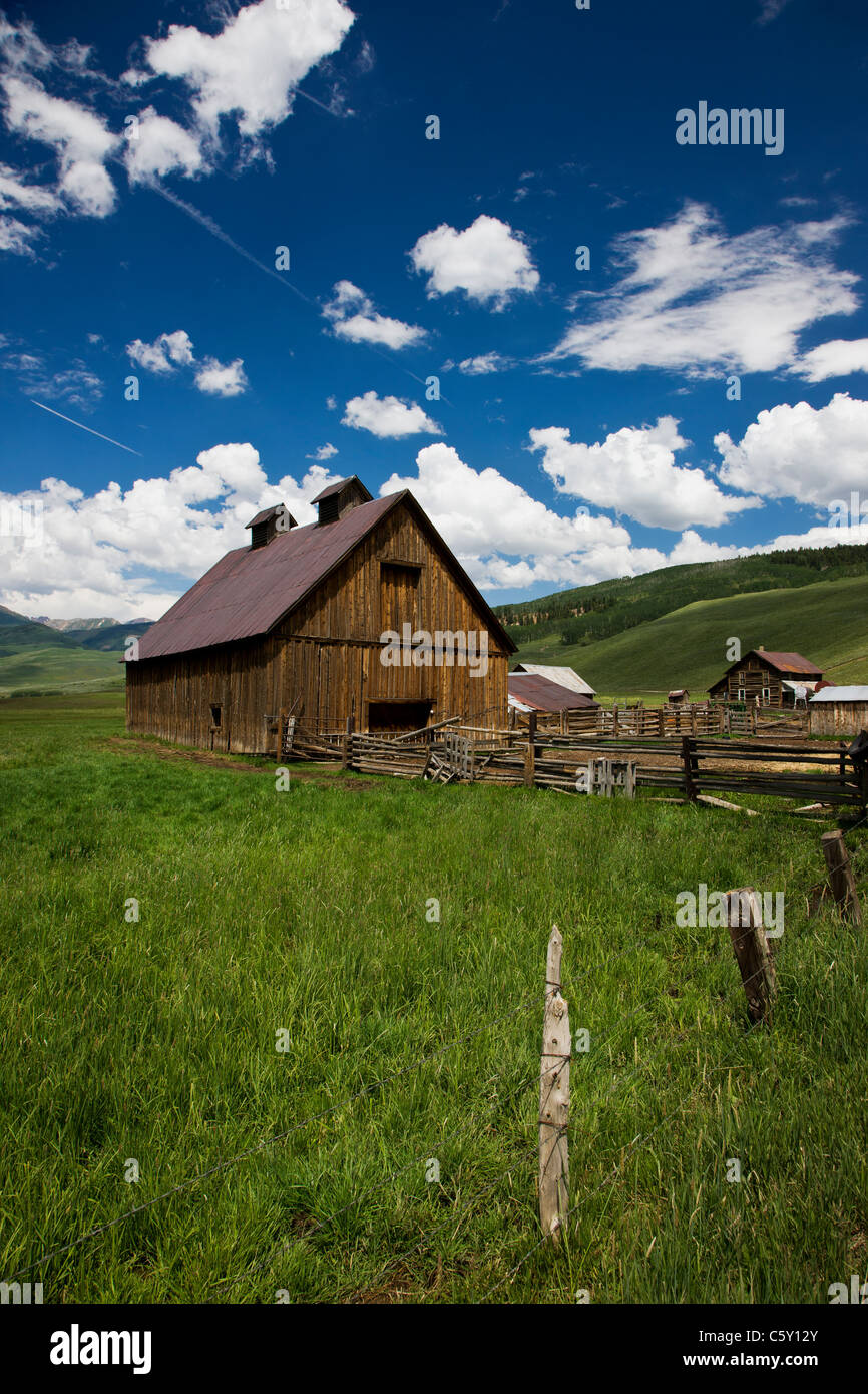 Old weathered barn on Cold Spring Ranch near Crested Butte, Colorado, USA Stock Photo