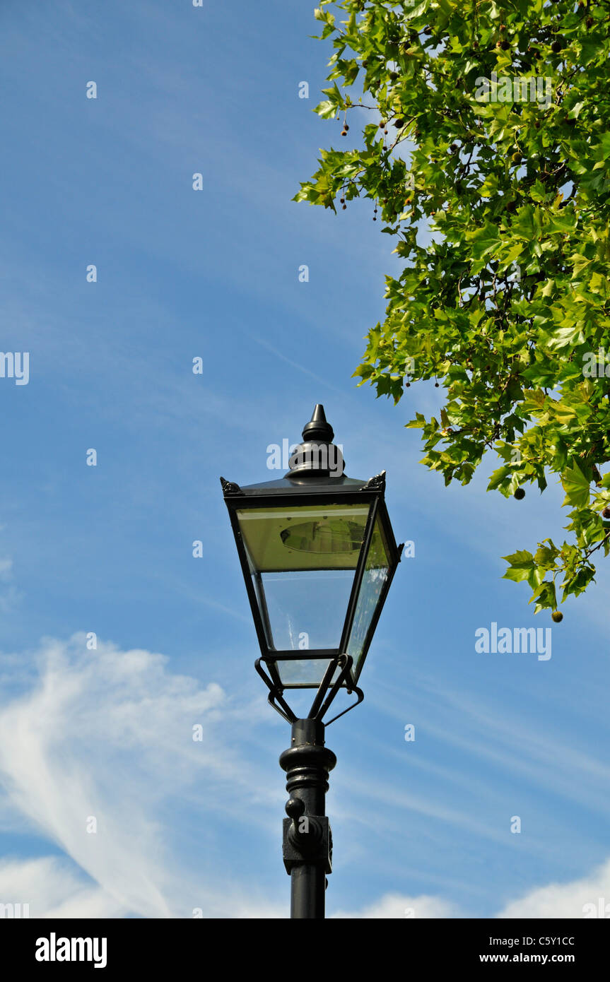 Street lamp london hi-res stock photography and images - Alamy