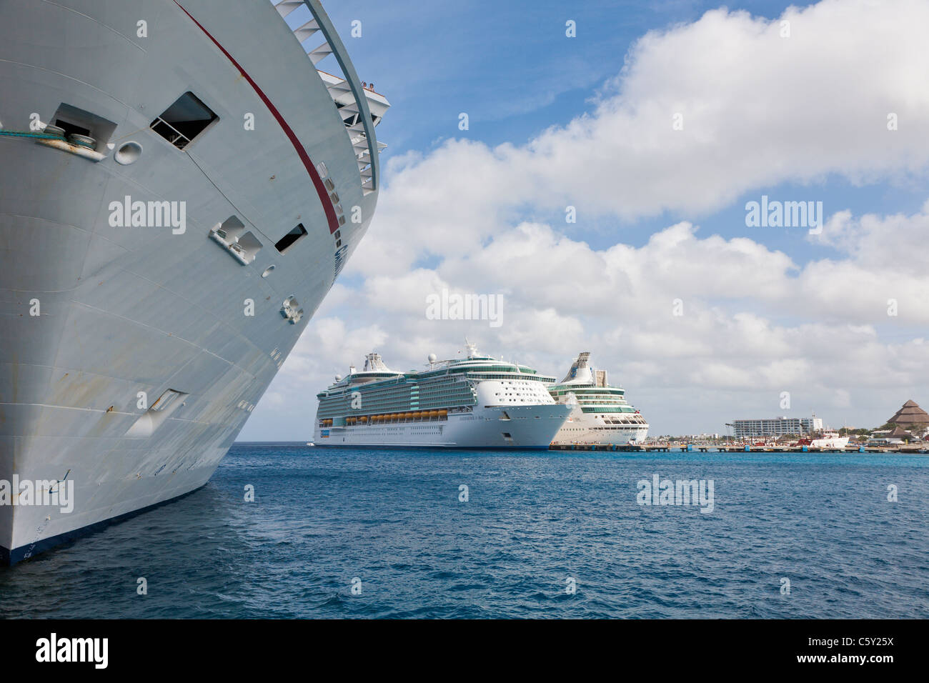Royal caribbean cruise ship grandeur of the seas hi-res stock ...
