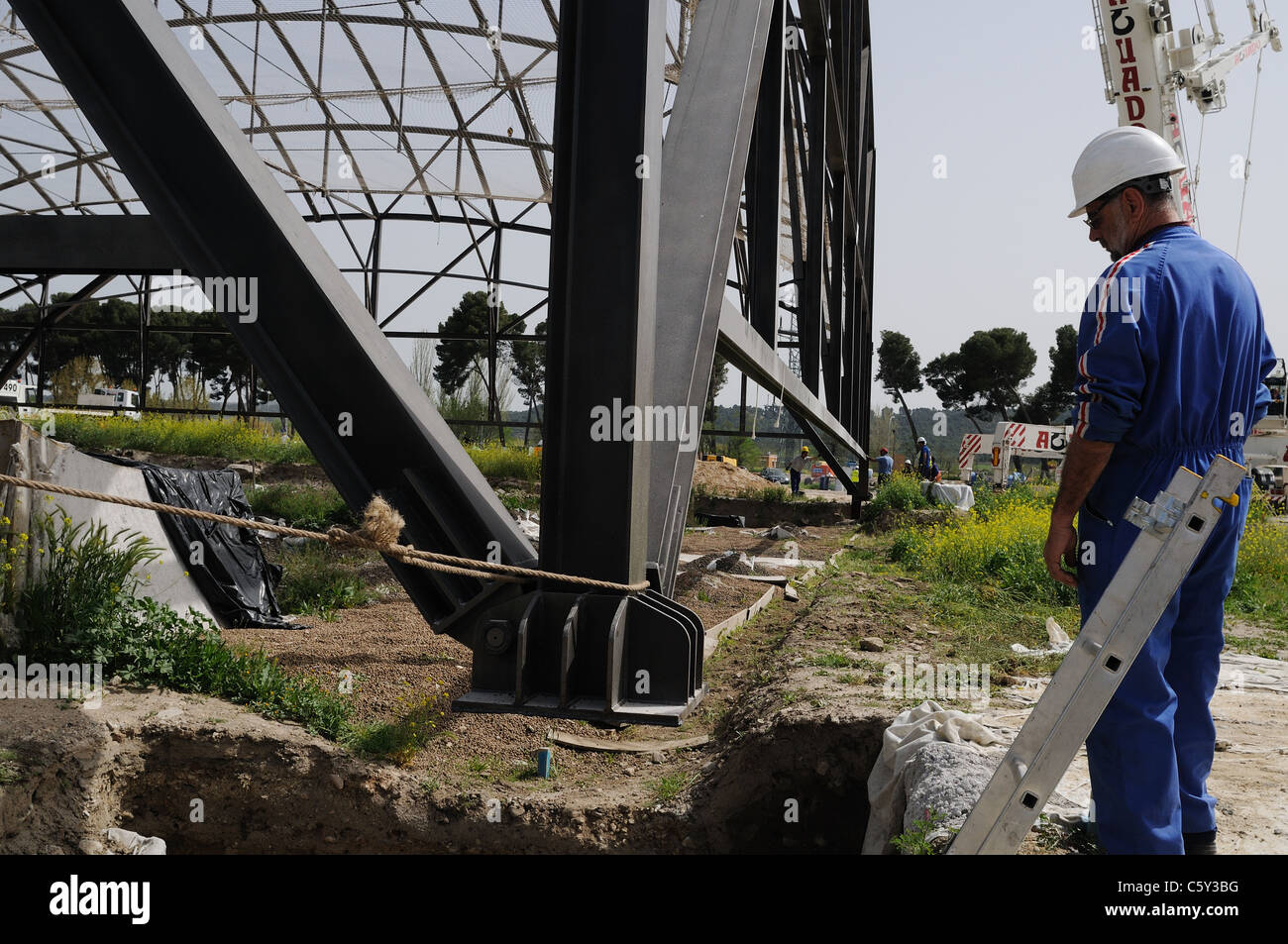 Moving the structure.Construction of the Museum " House of Griffins " Roman city of Complutum