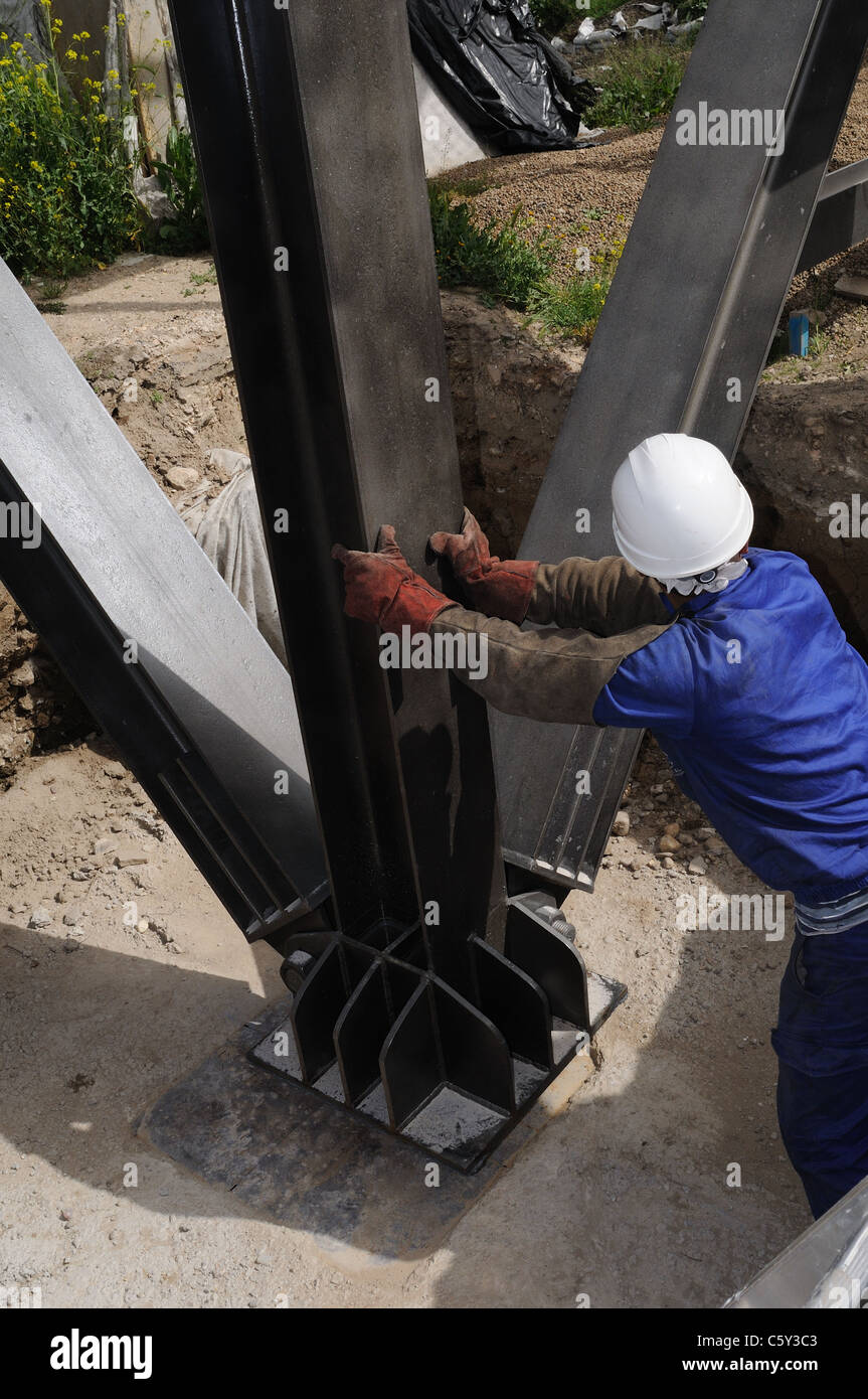 Moving the structure.Construction of the Museum " House of Griffins " Roman city of Complutum
