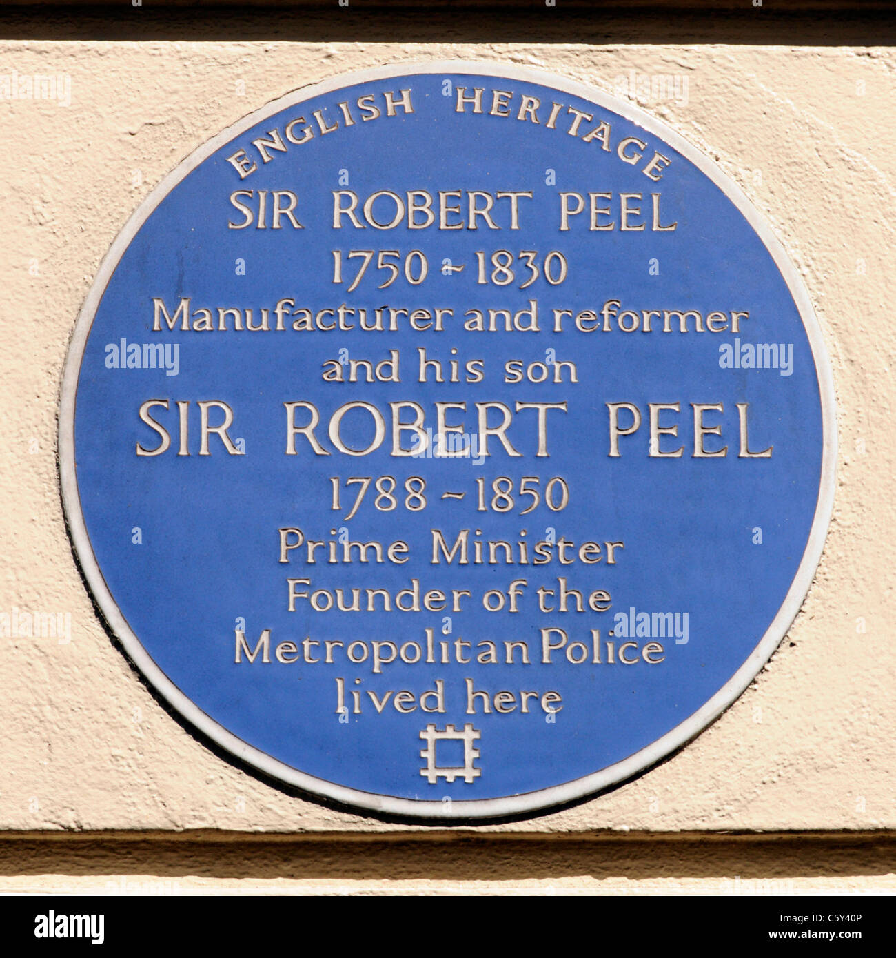 Blue plaque on London house recording the occupancy of Sir Robert Peel founder of the Metropolitan police Upper Grosvenor Street Mayfair London Engand Stock Photo