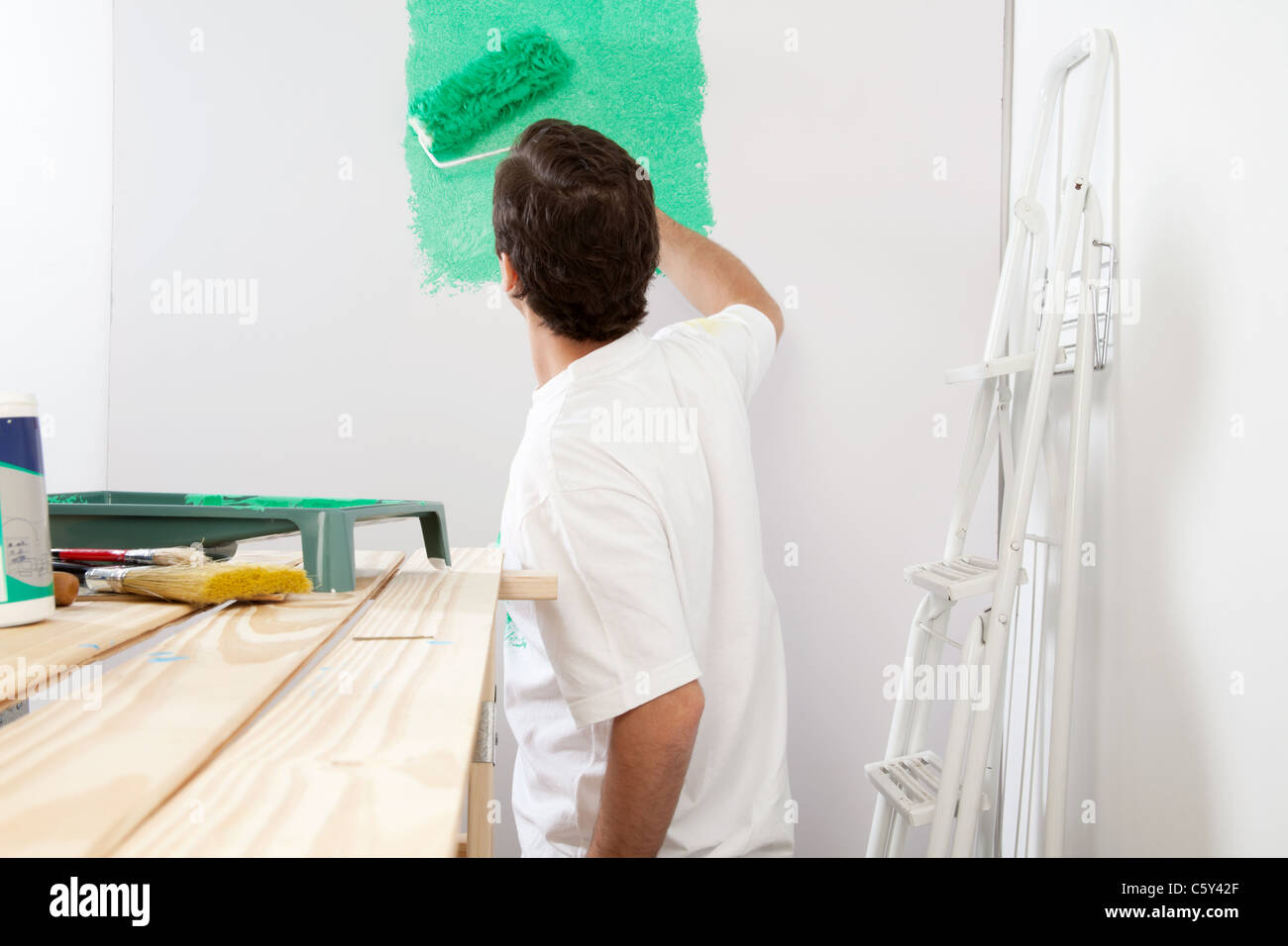 вандализм или искусство. покраска стен. Are the men painting the wall. люди мажут стены картинки. мастер по краске.