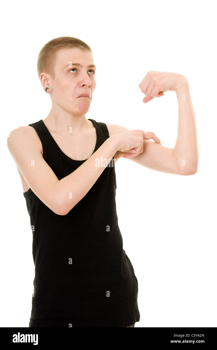 рука подростка. худой бицепс. маленький бицепс. парень показывает бицепс. худая рука бицепс.