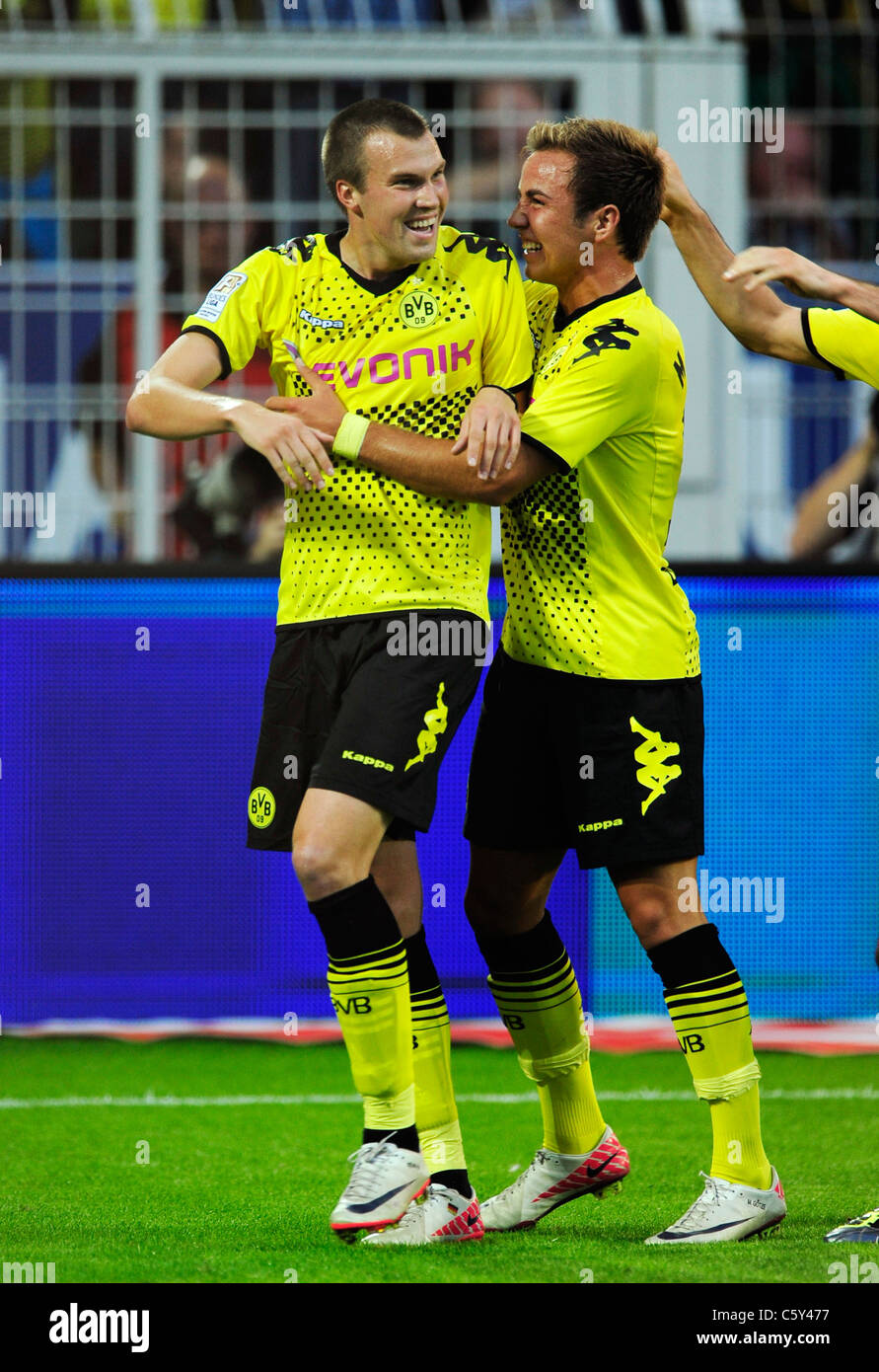 Bundesliga, Borussia Dortmund vs. Hamburger SV 3:1, Kevin Großkreutz (left) celebrates with scorer Mario Götze (Goetze) (BVB) Stock Photo