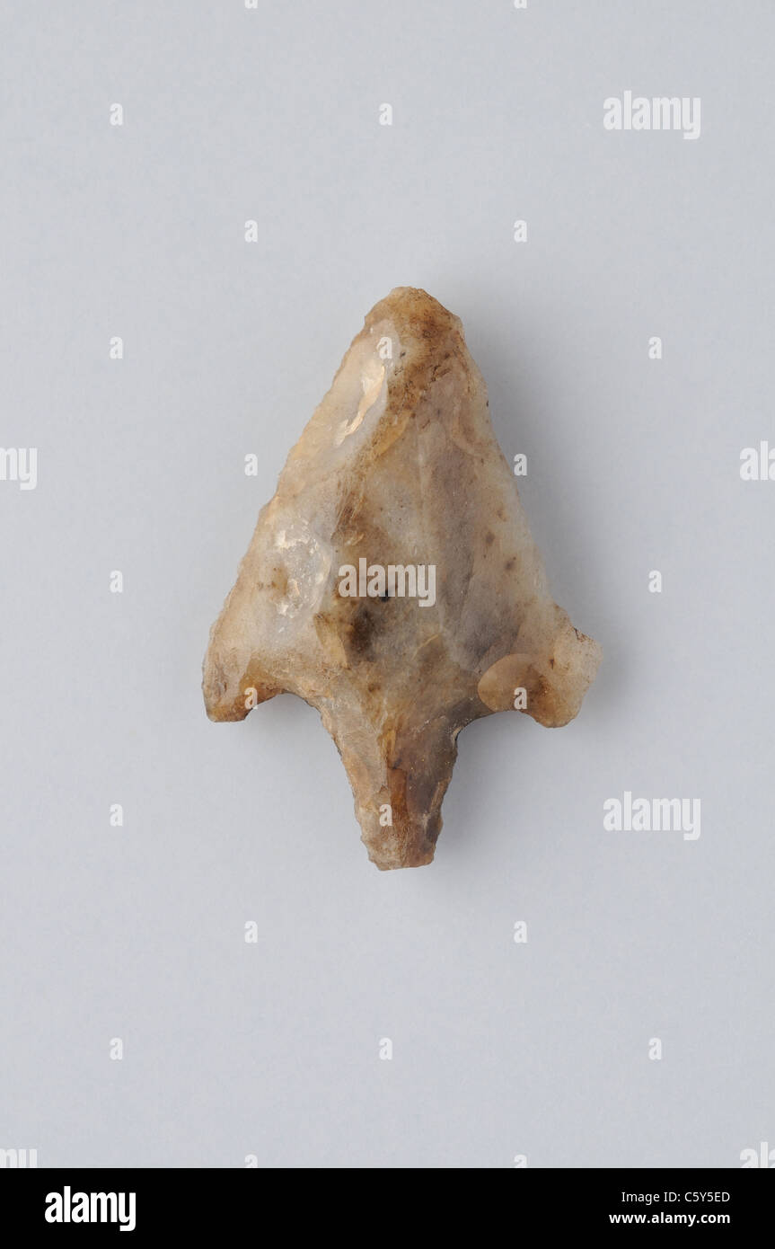 Flint arrowhead with fins and peduncle. Chalcolithic period in  ' Burgo de Santiuste Museum '- SPAIN Stock Photo