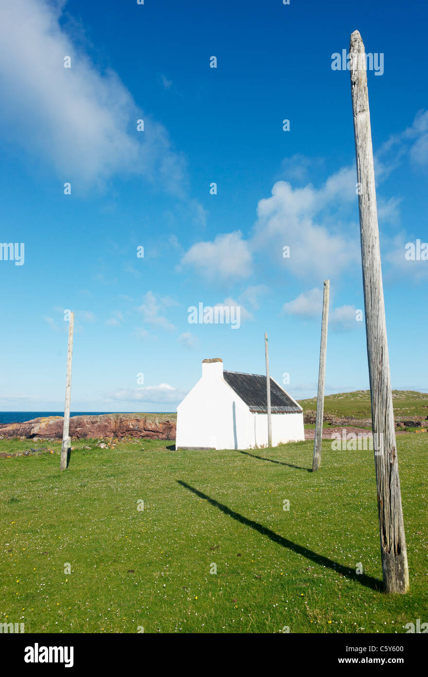 The Salmon Bothy and poles for net drying. Clachtoll Salmon Station, Clachtoll, Assynt, Sutherland, Highland, Scotland, UK Stock Photo