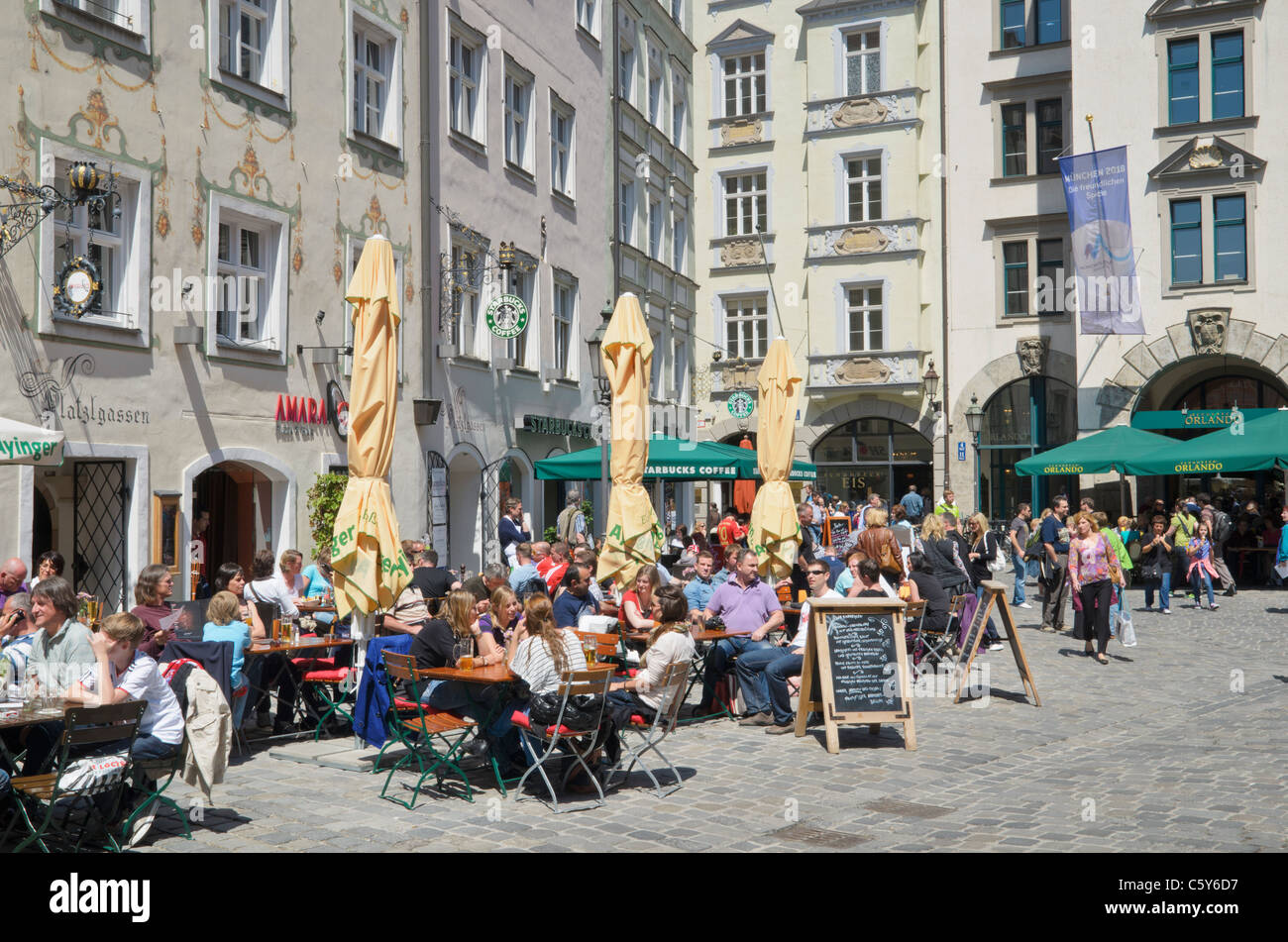 People eating and drinking at restaurants on Platzl, Munich, Germany Stock Photo