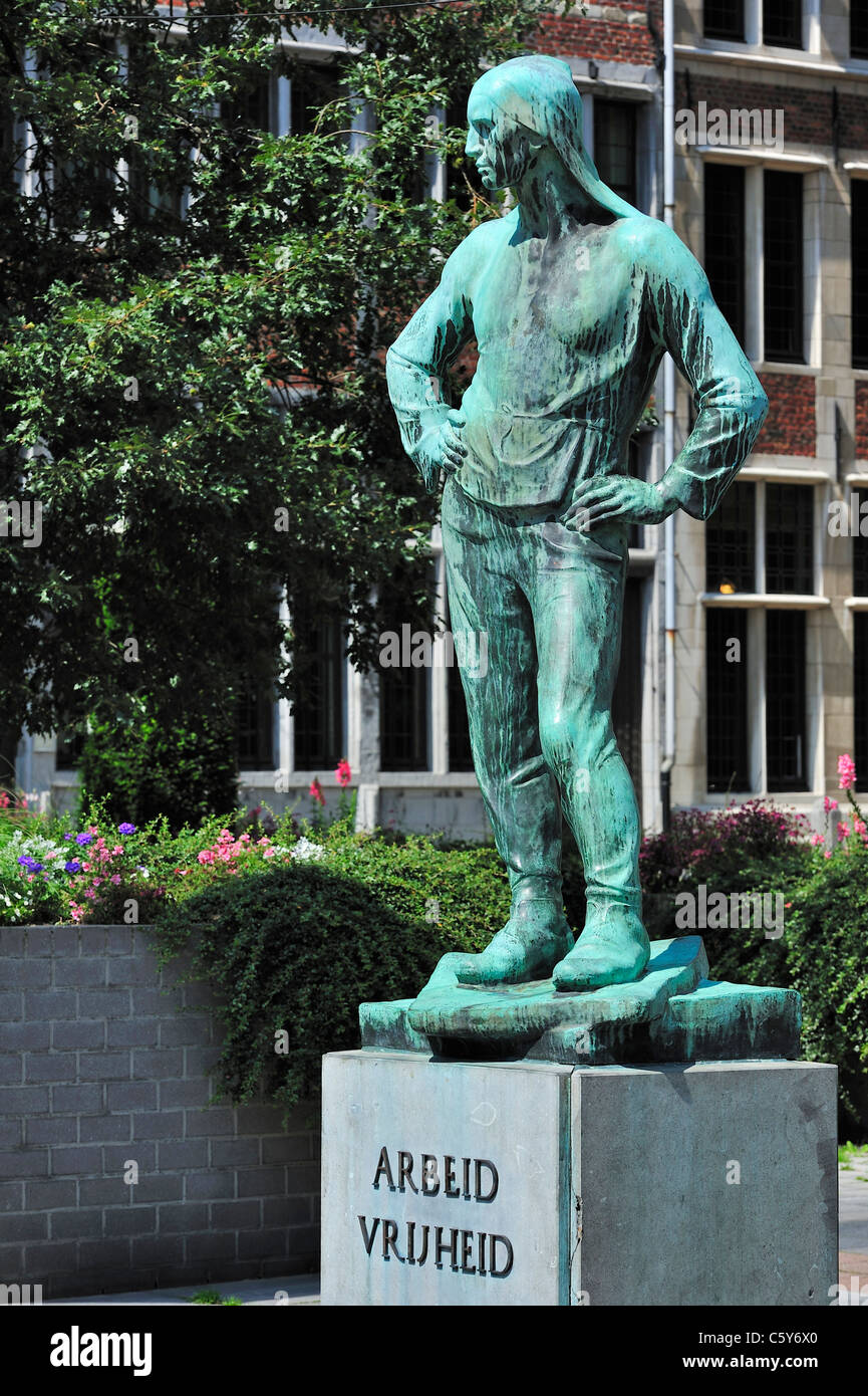 Bronze sculpture De Buildrager / Arbeid Vrijheid / Dock labourer at Antwerp city, Belgium Stock Photo