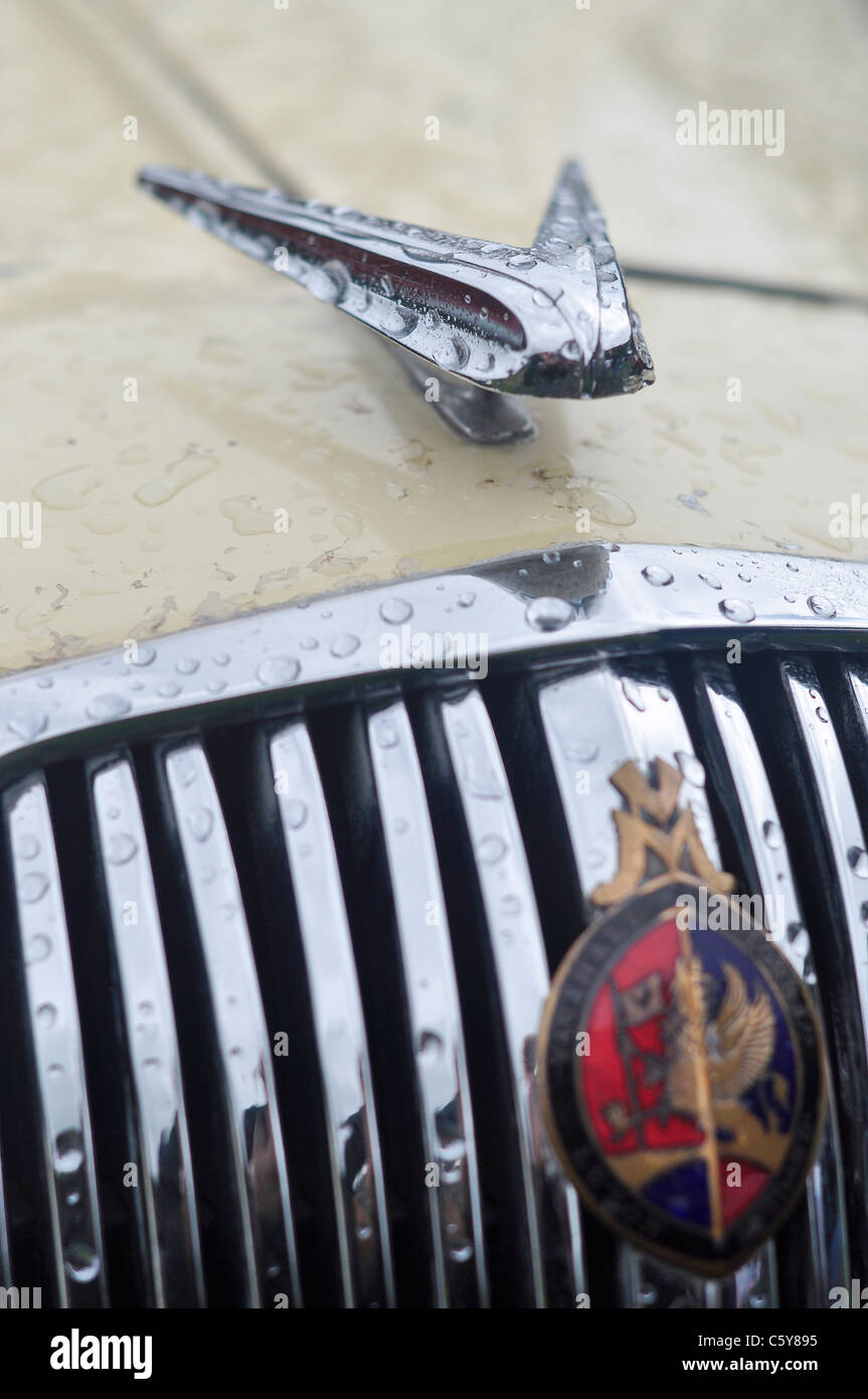 BATTERSEA LONDON ENGLAND B2.1126 Fittings Royale Classic Car Grill Badge 
