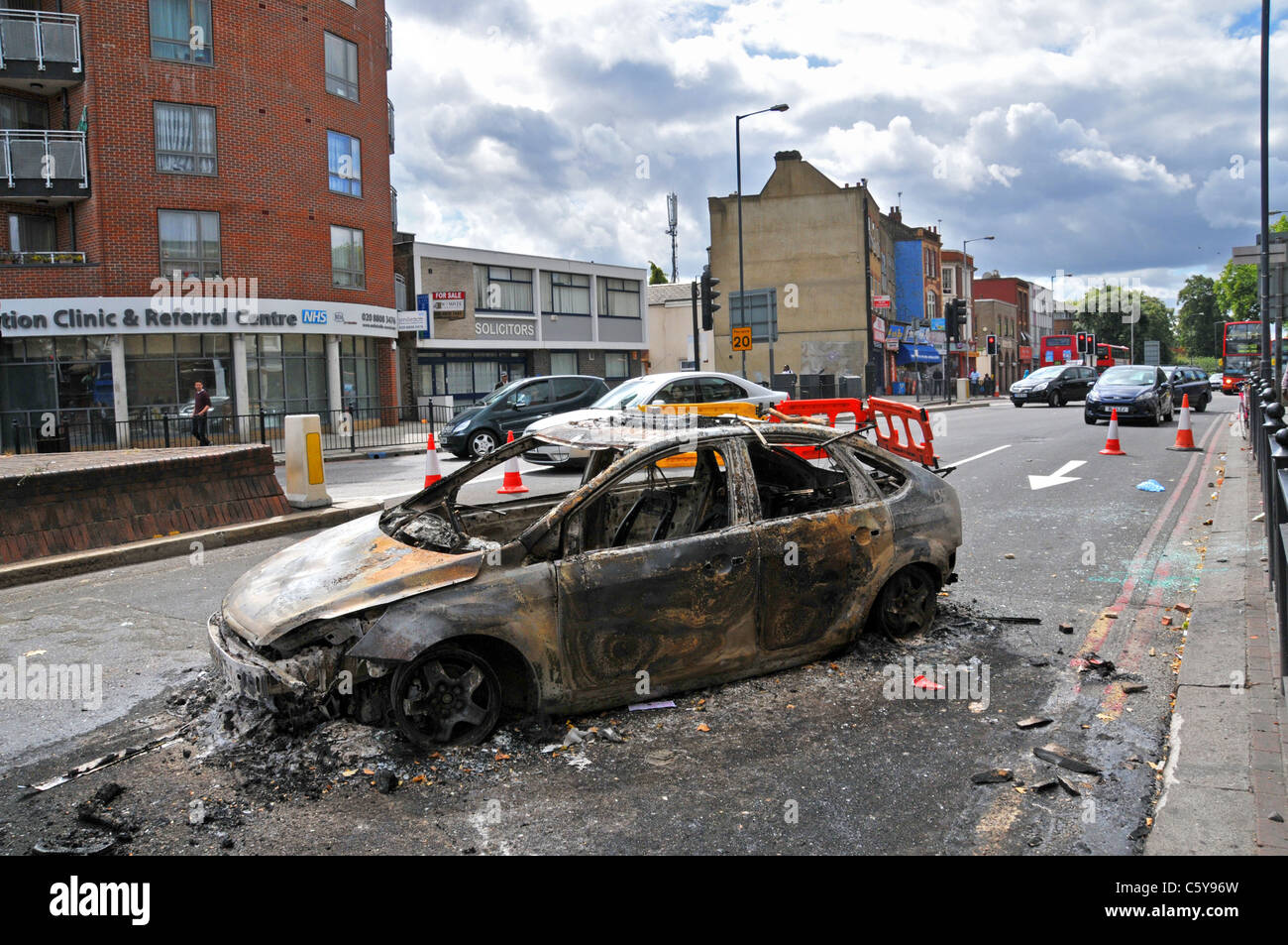 London Riots Tottenham High Road looting fires burnt cars Stock Photo