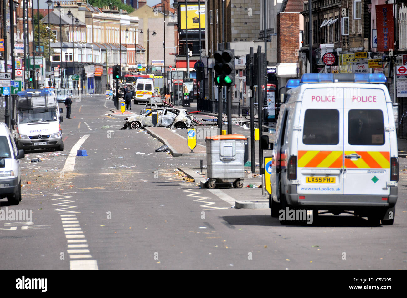 London Riots Tottenham High Road looting fires burnt cars Stock Photo