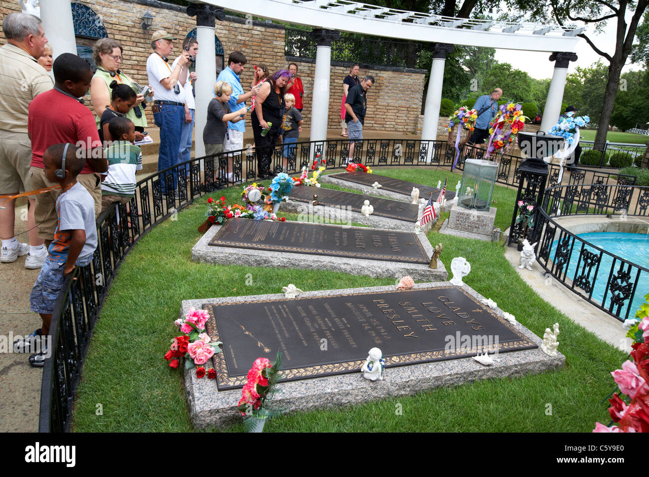 visitors pay respects at elvis presley grave in the meditation garden in graceland memphis tennessee usa Stock Photo