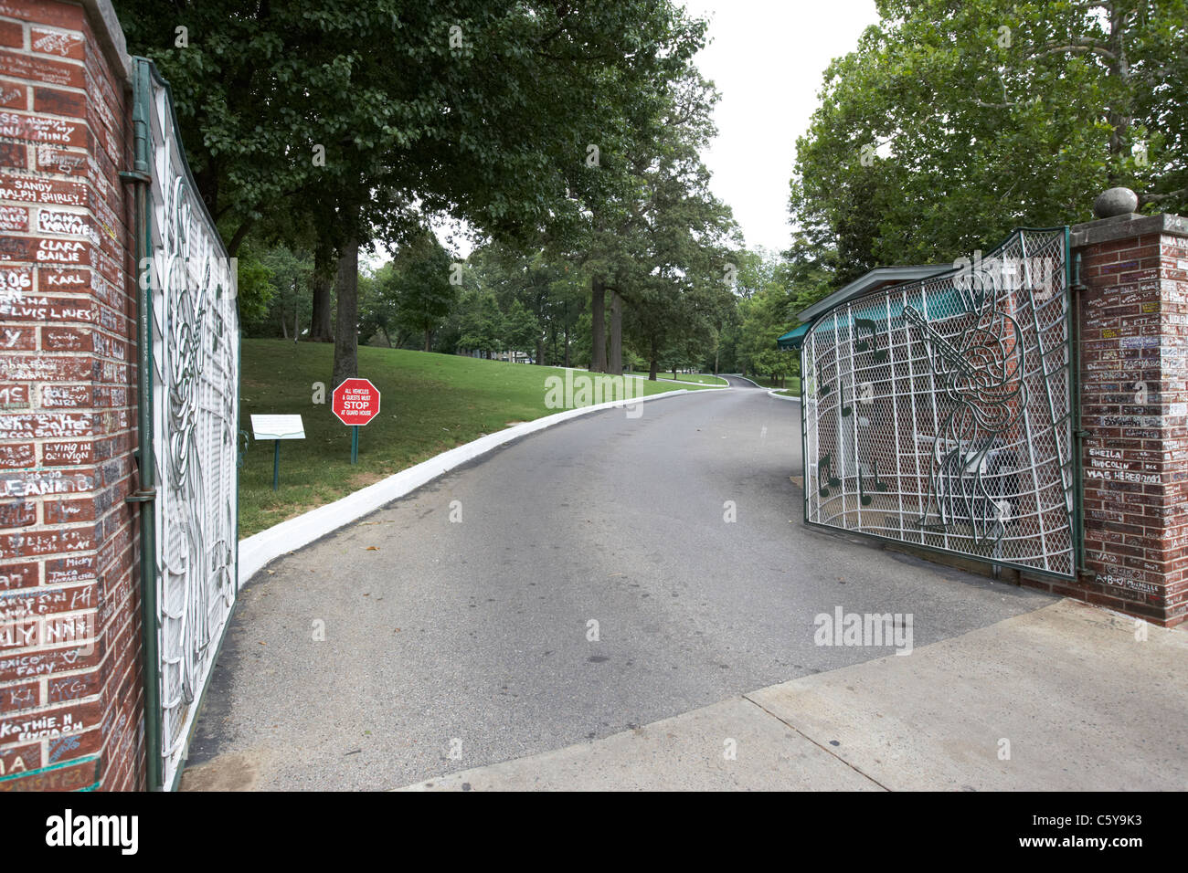 gates and driveway of graceland elvis presleys mansion home in memphis tennessee usa Stock Photo