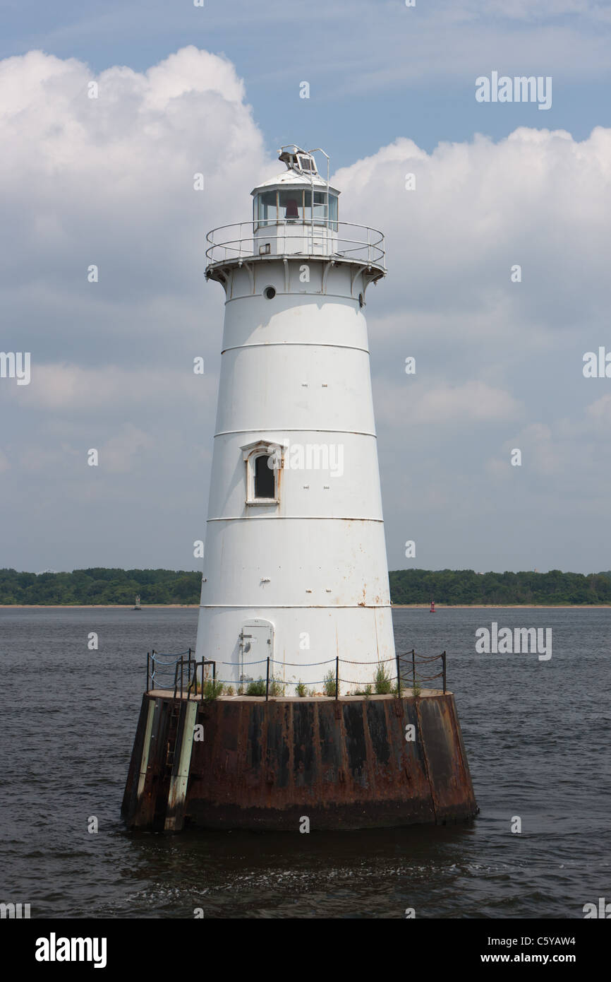 Great Beds Lighthouse, located at the mouth of the Raritan River in Raritan Bay Stock Photo Alamy