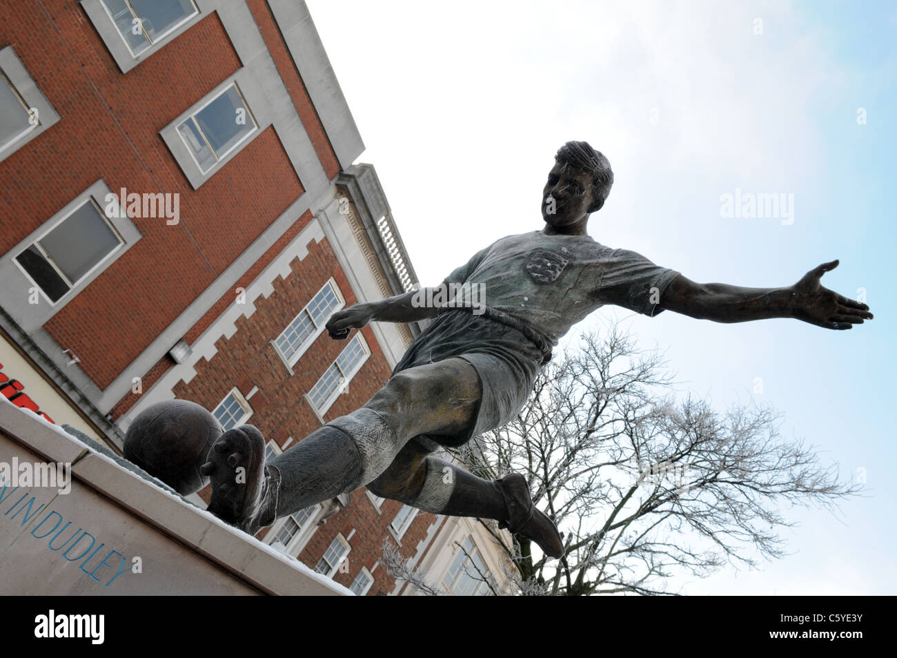 Frost-covered statue of Manchester United air disaster victim Duncan Edwards kicking a ball in High Street, Dudley Stock Photo