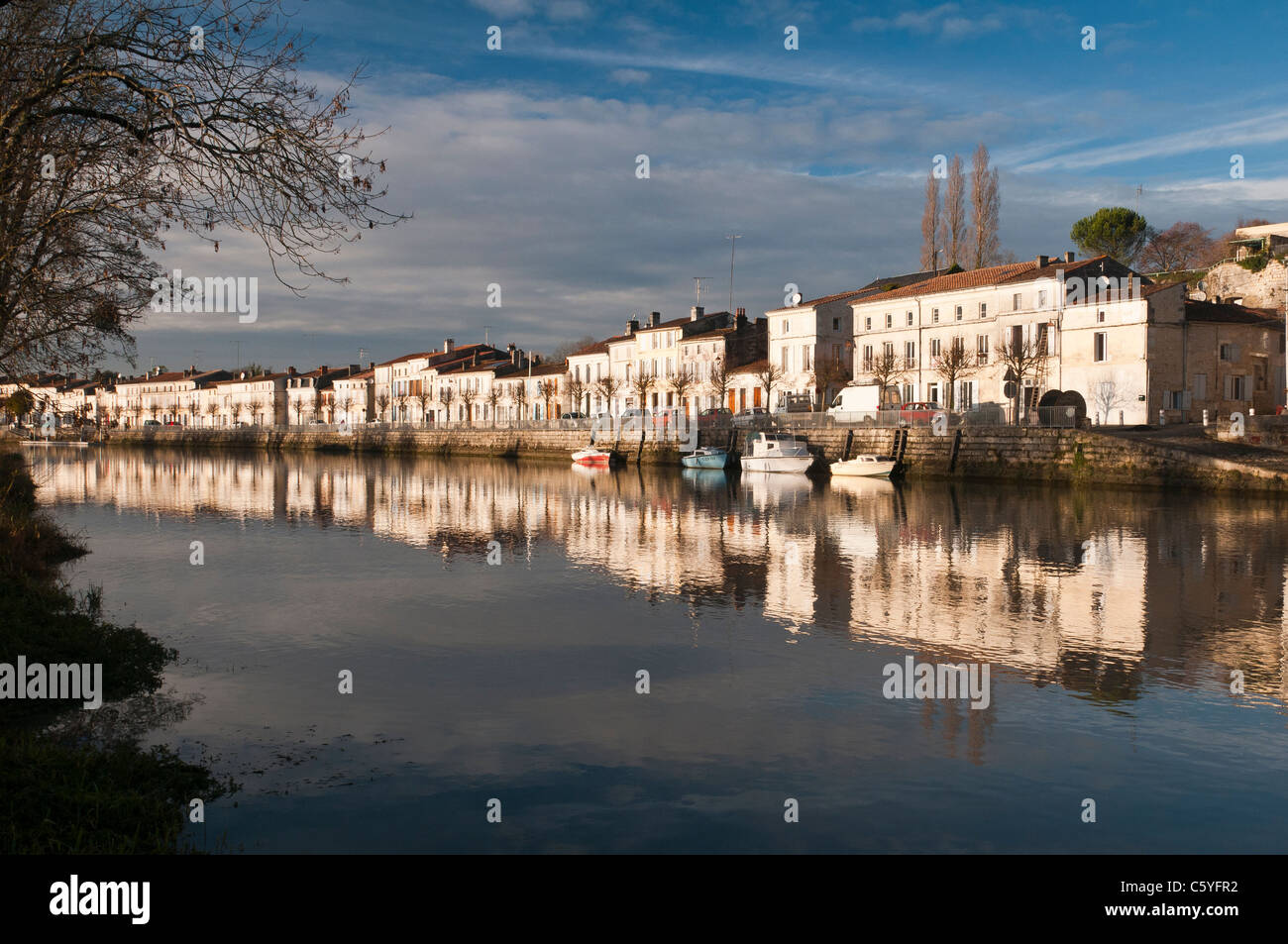 Charente river bank, Saint-Savinien (17350), 17 Charente-Maritime, Poitou-Charentes, France. Stock Photo