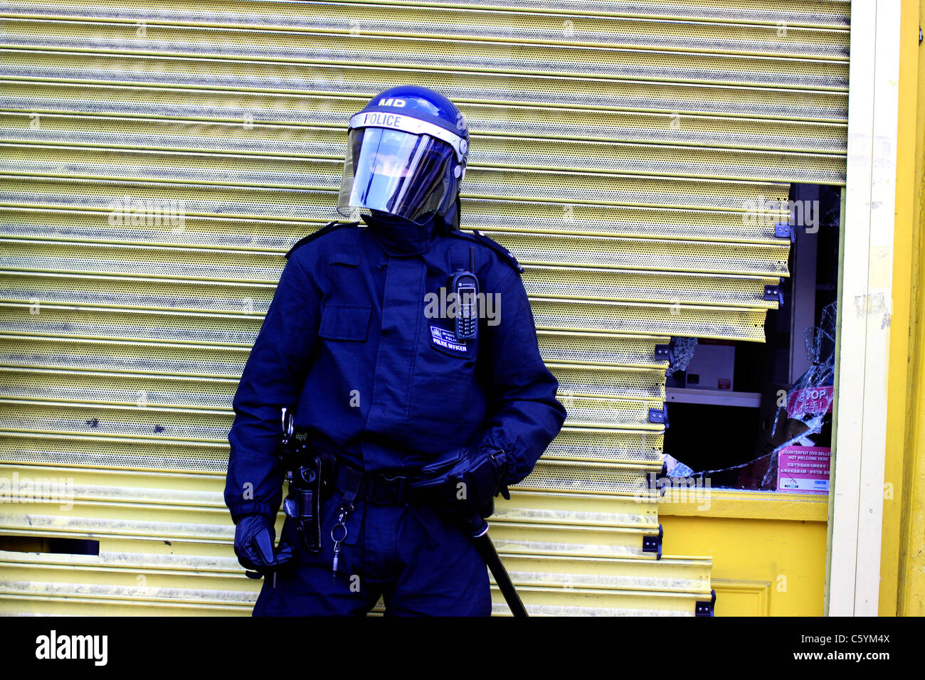 Riot policeman guarding a shop in Hackney during the riot in August 2011 Stock Photo