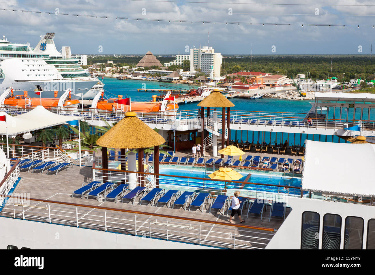 Caribbean cruise ships hi-res stock photography and images - Alamy