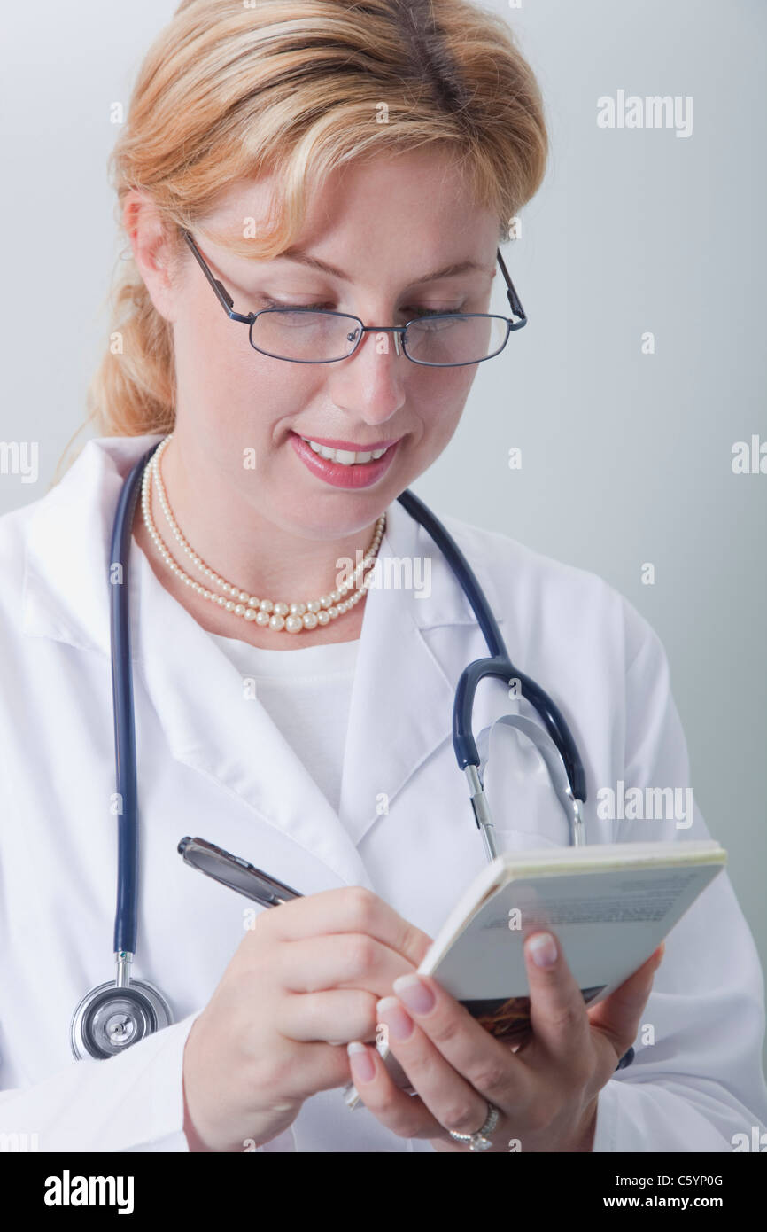 Doctor prescription hi-res stock photography and images - Alamy