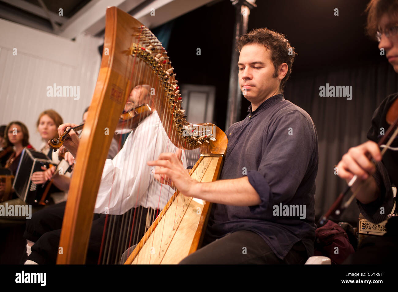 welsh folk musicians playing fiddle and harp, wales uk Stock Photo